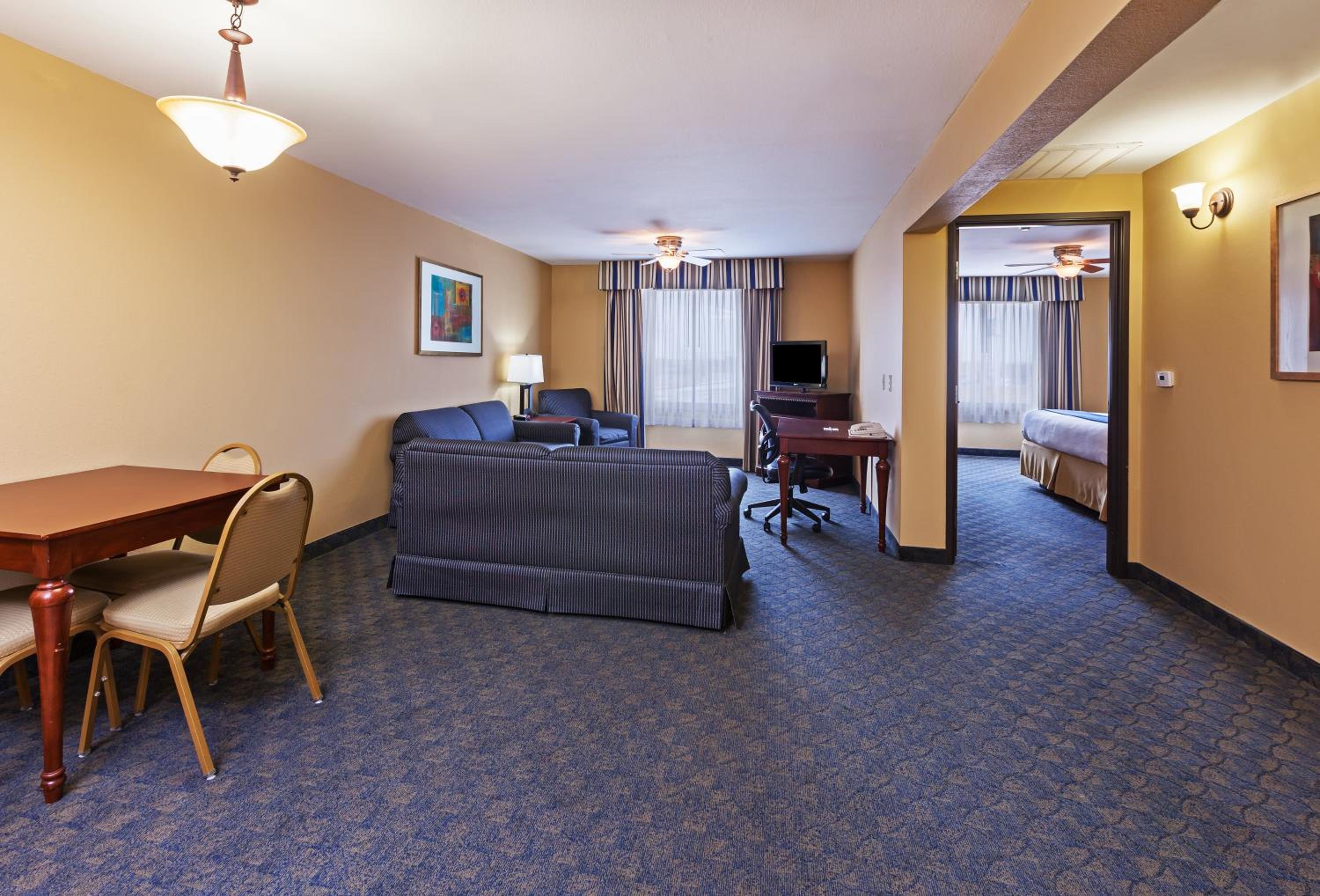 Two-Bedroom Suite - Photo 3