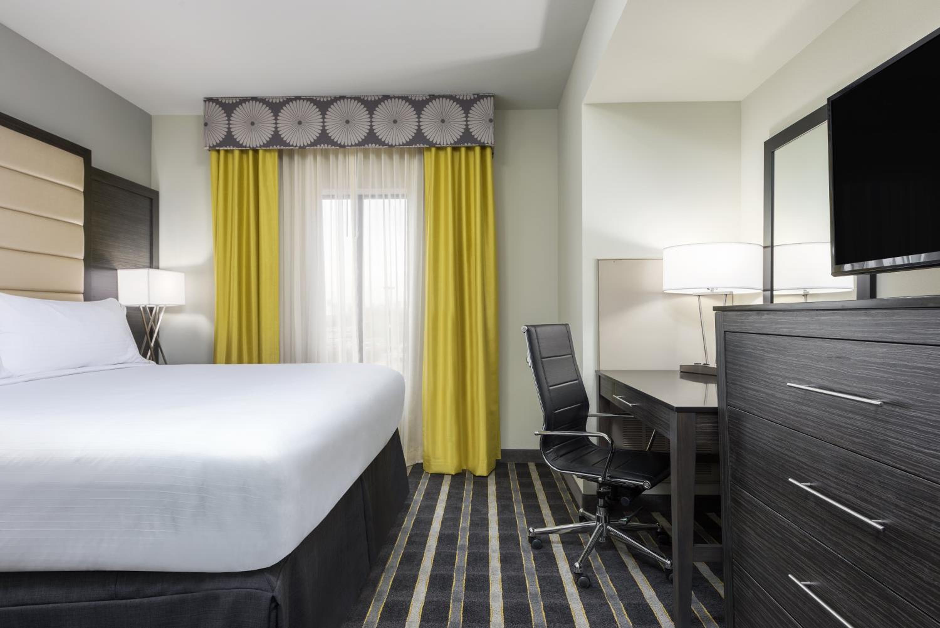 Standard Queen Room with Two Queen Beds and Mobility Accessible Tub photo 3