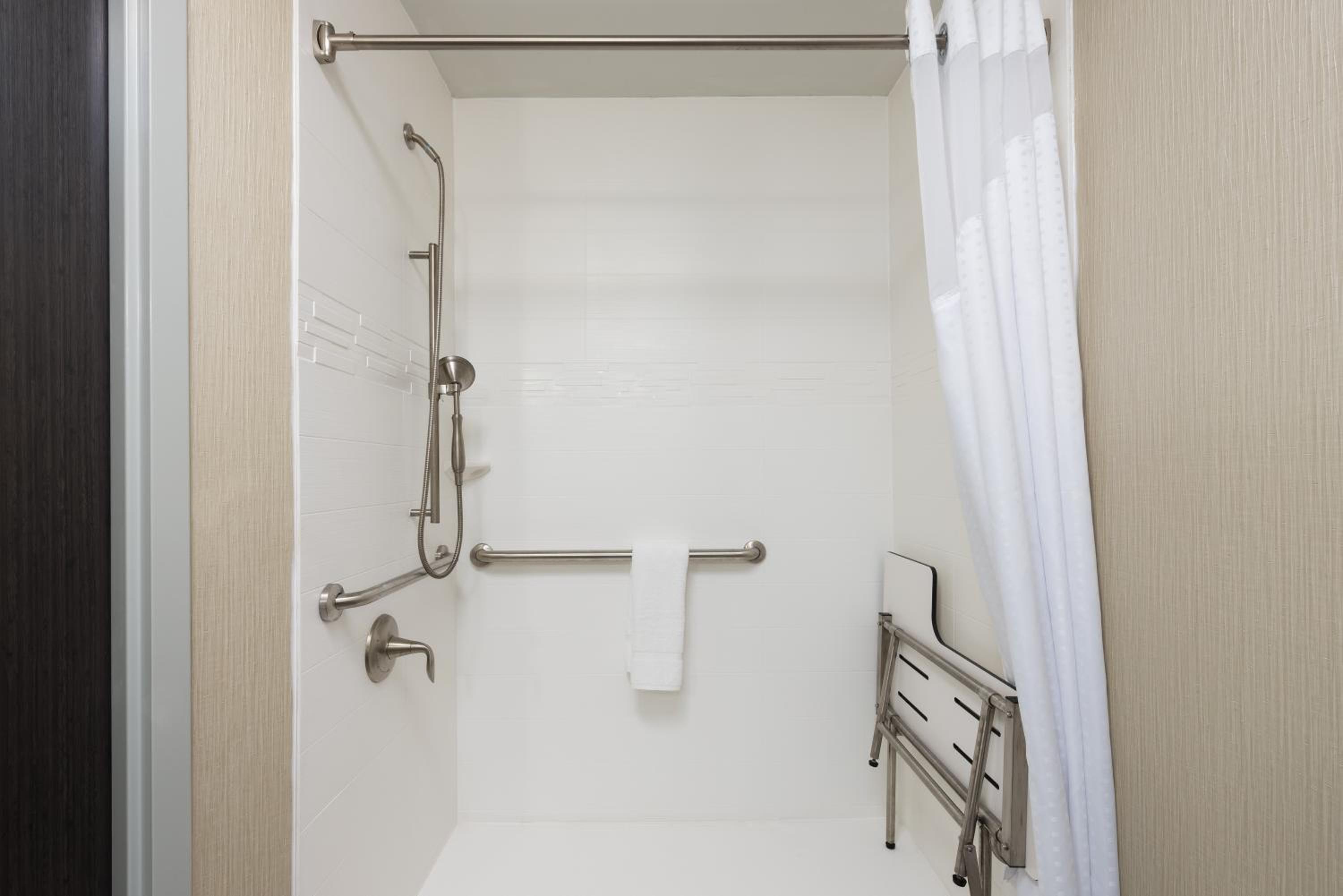 Standard Queen Room with Two Queen Beds and Mobility Accessible Tub