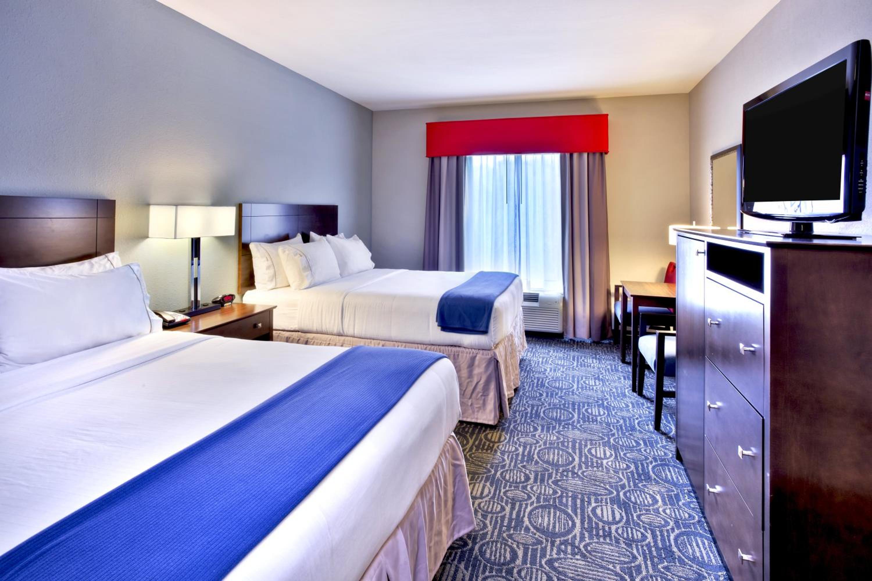 Queen Room with Two Queen Beds Hearing Accessible with Roll-In Shower - Non-Smoking - Photo 2
