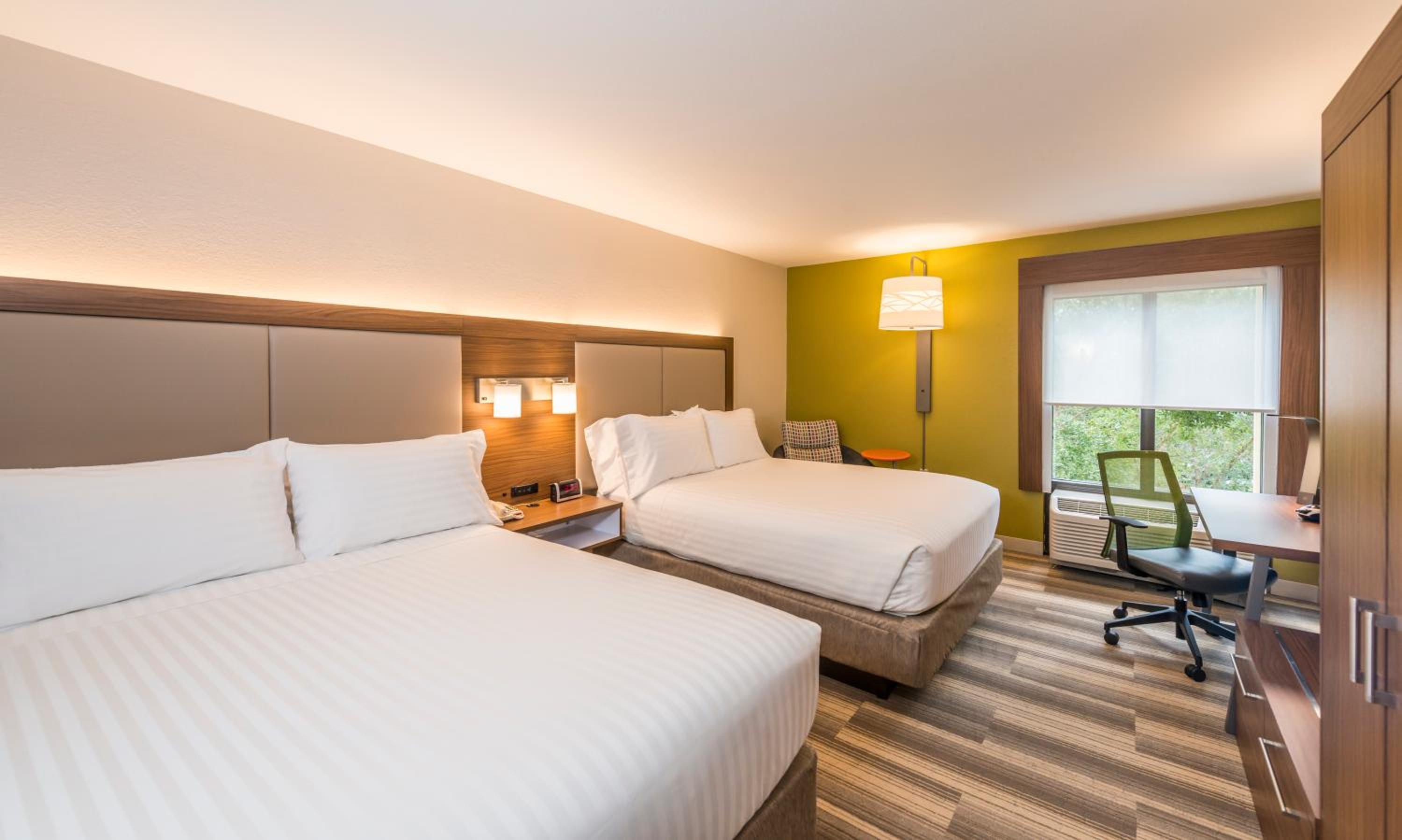 Standard Room with Two Queen Beds - Photo 3