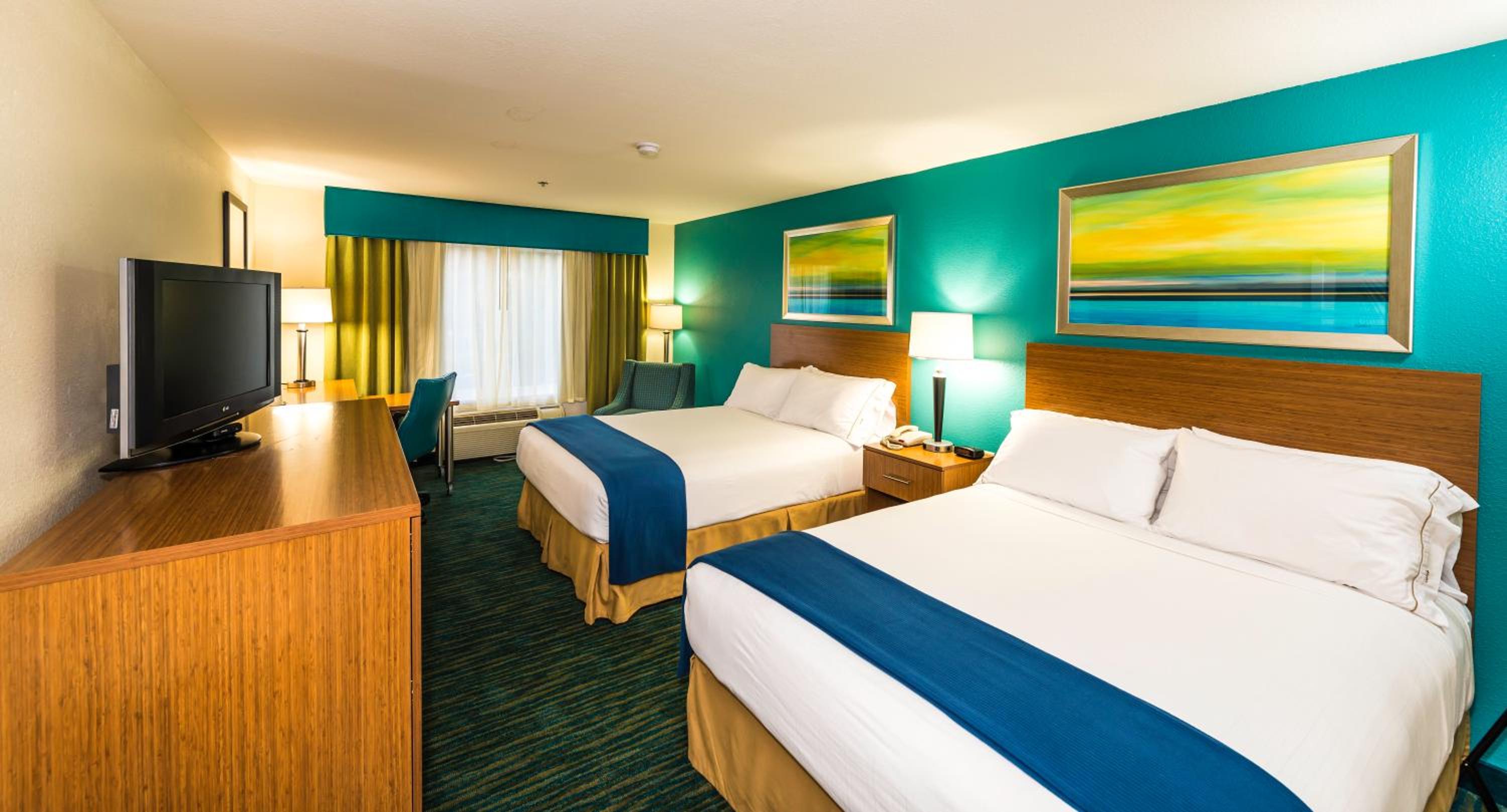 Standard Room with Two Queen Beds - Photo 2