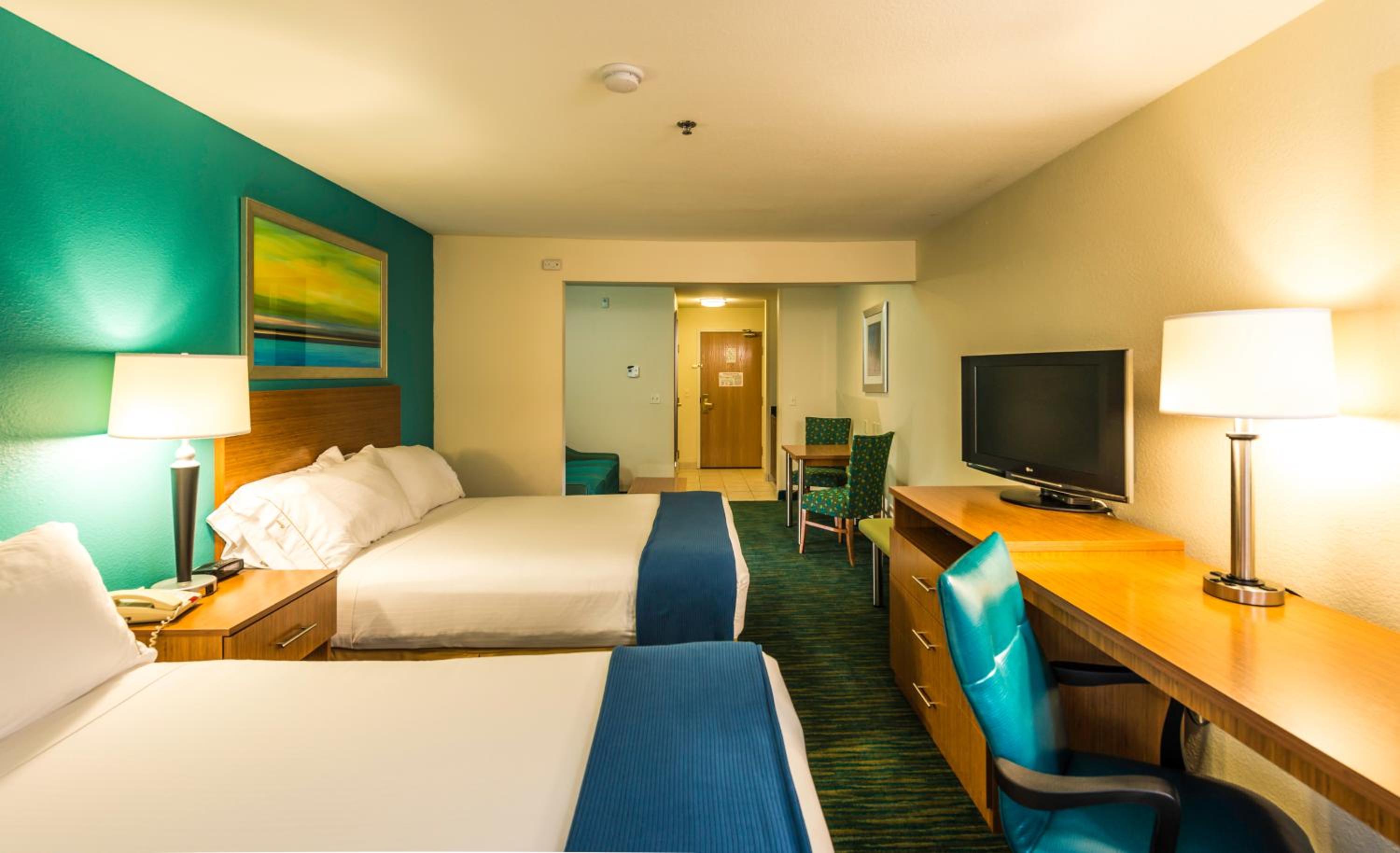 Queen Suite with Two Queen Beds - Photo 2