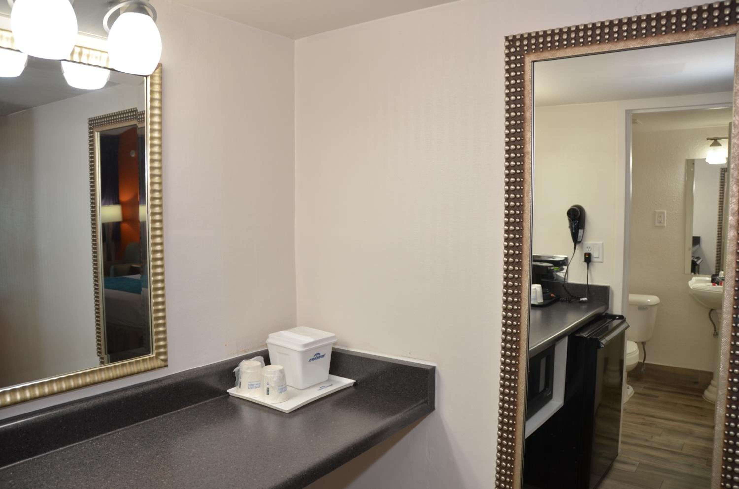 King Room - Non-Smoking - Photo 3