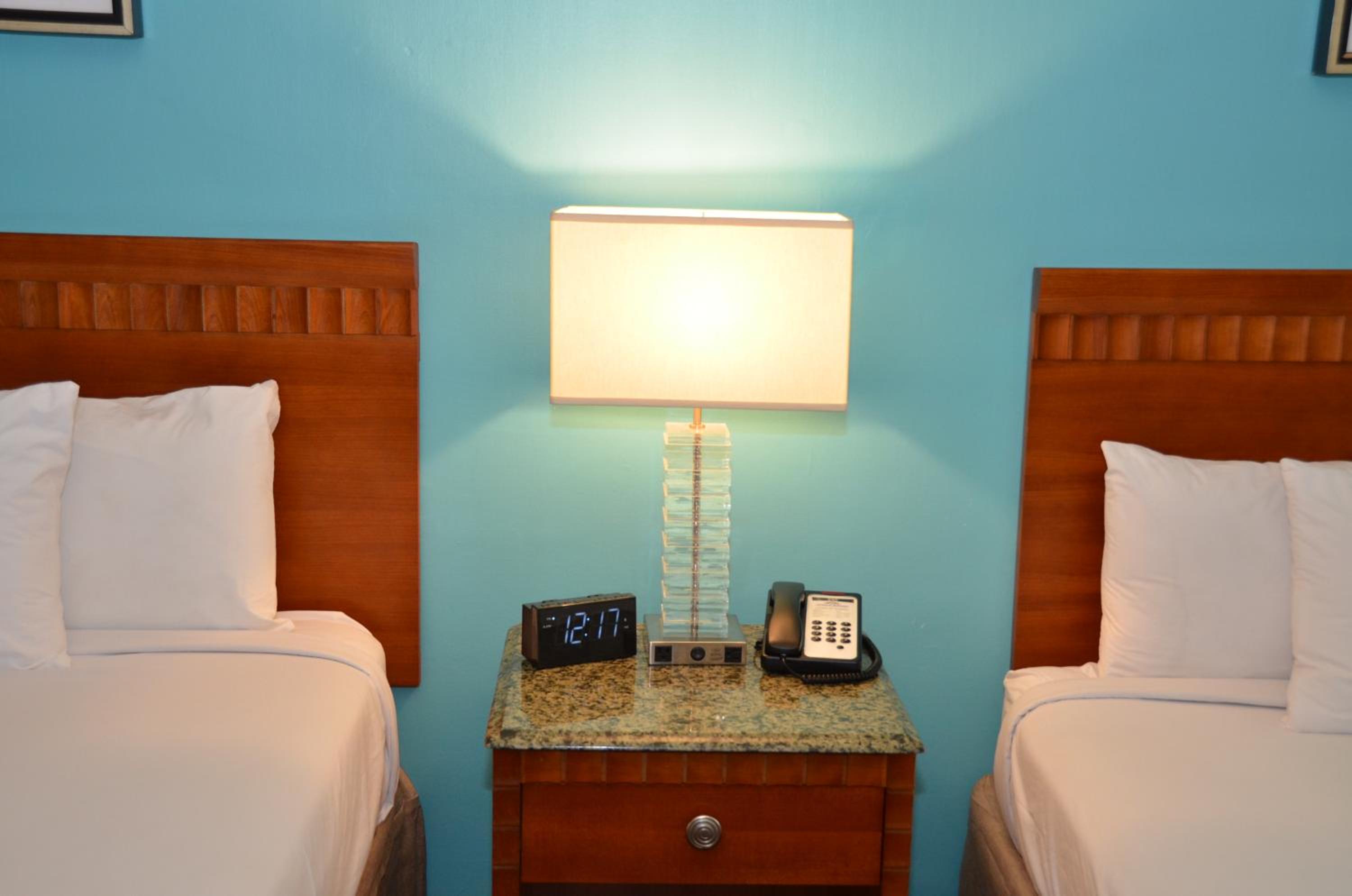 Queen Room with Two Queen Beds - Non-Smoking - Photo 14