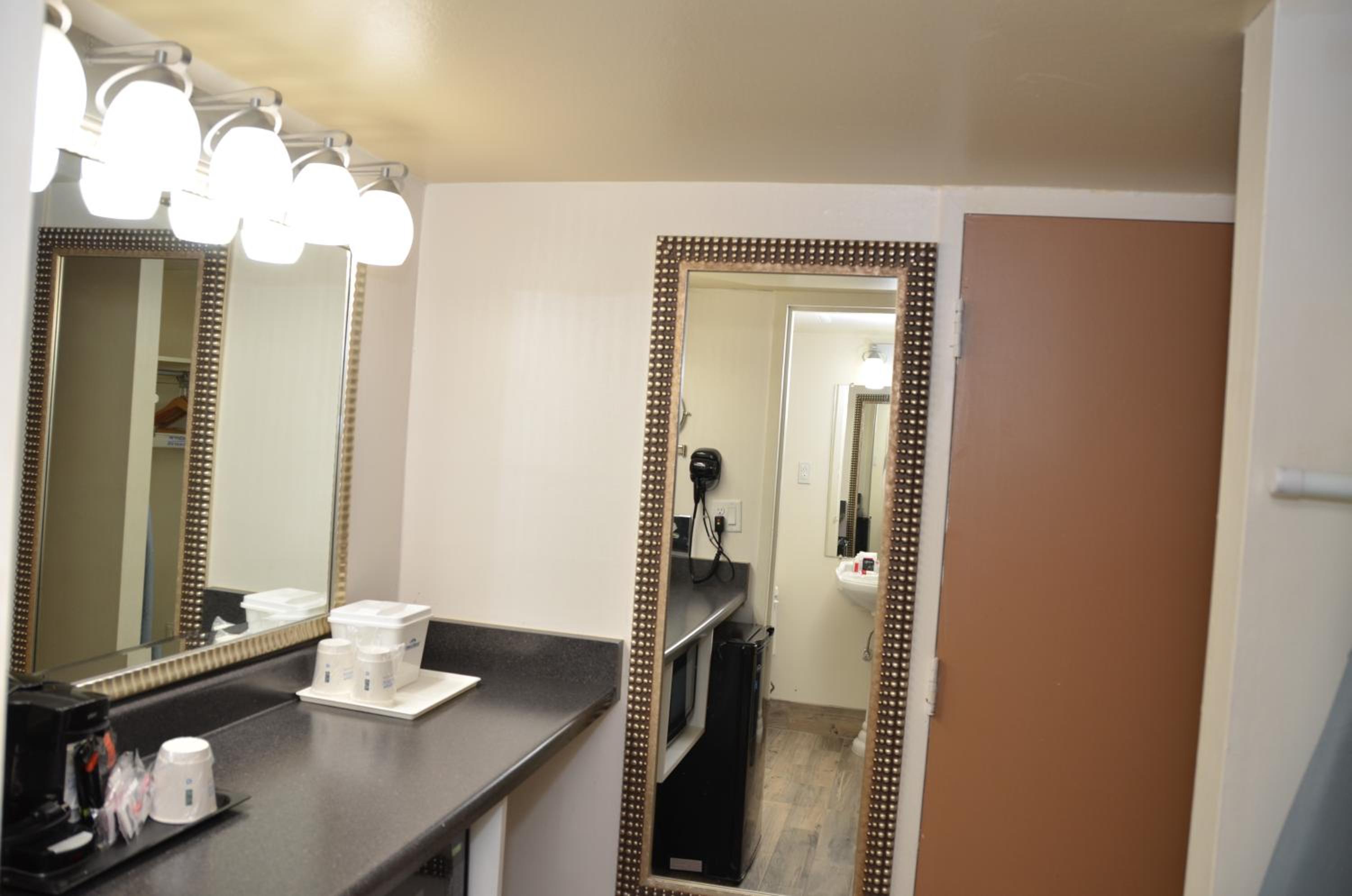 King Room - Non-Smoking - Photo 7