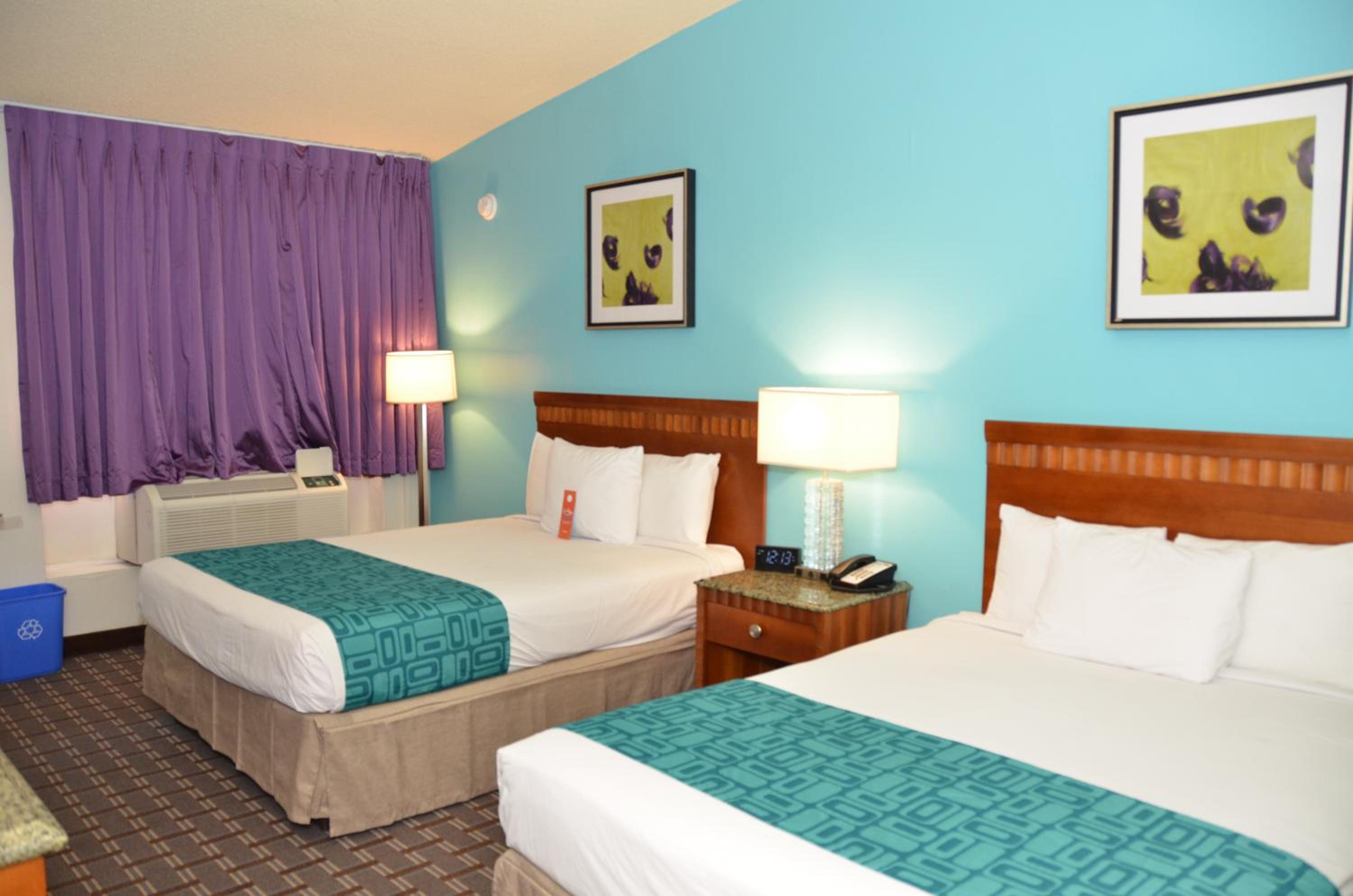 Queen Room with Two Queen Beds - Non-Smoking - Photo 4