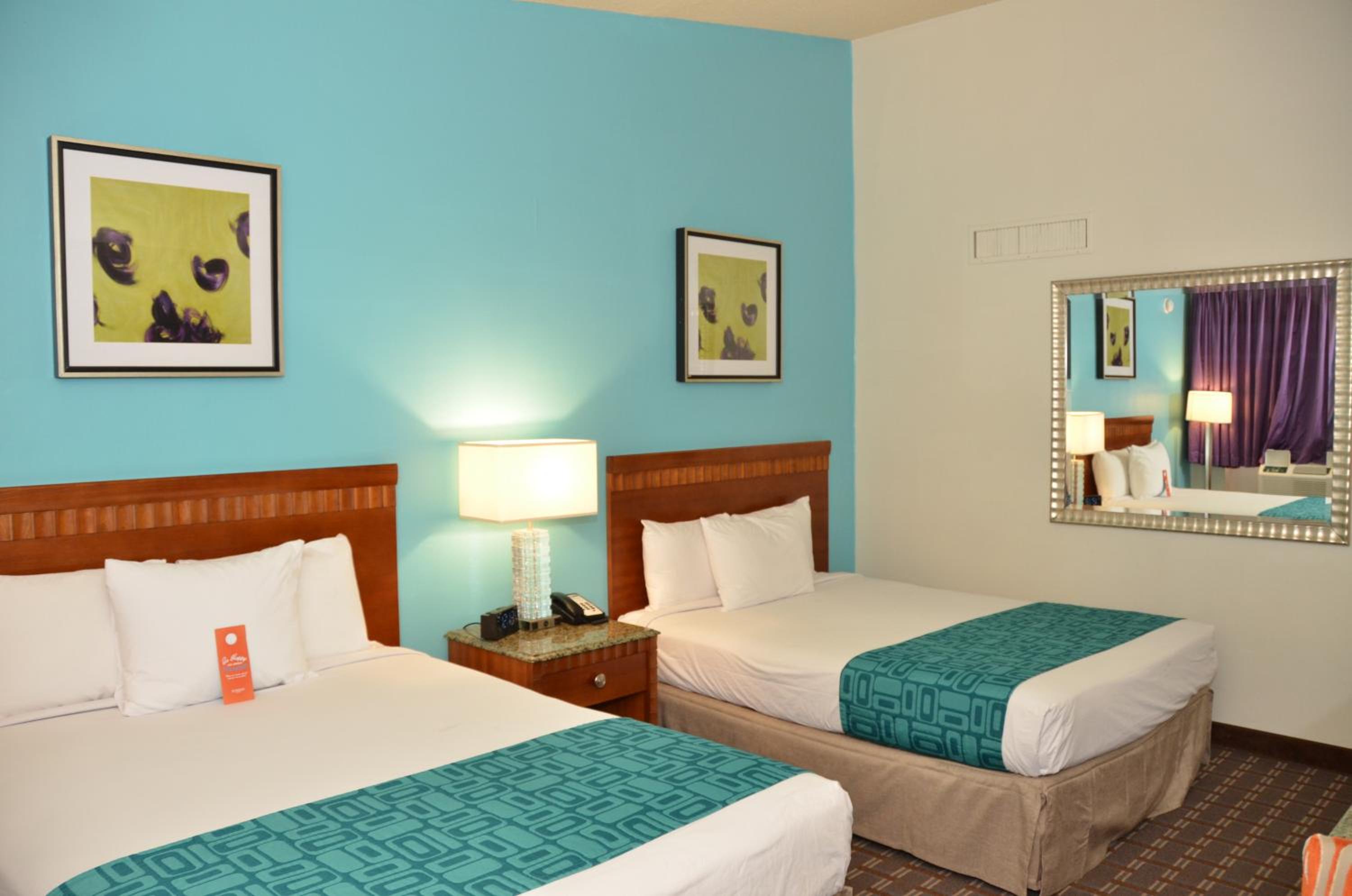 Queen Room with Two Queen Beds - Non-Smoking - Photo 5