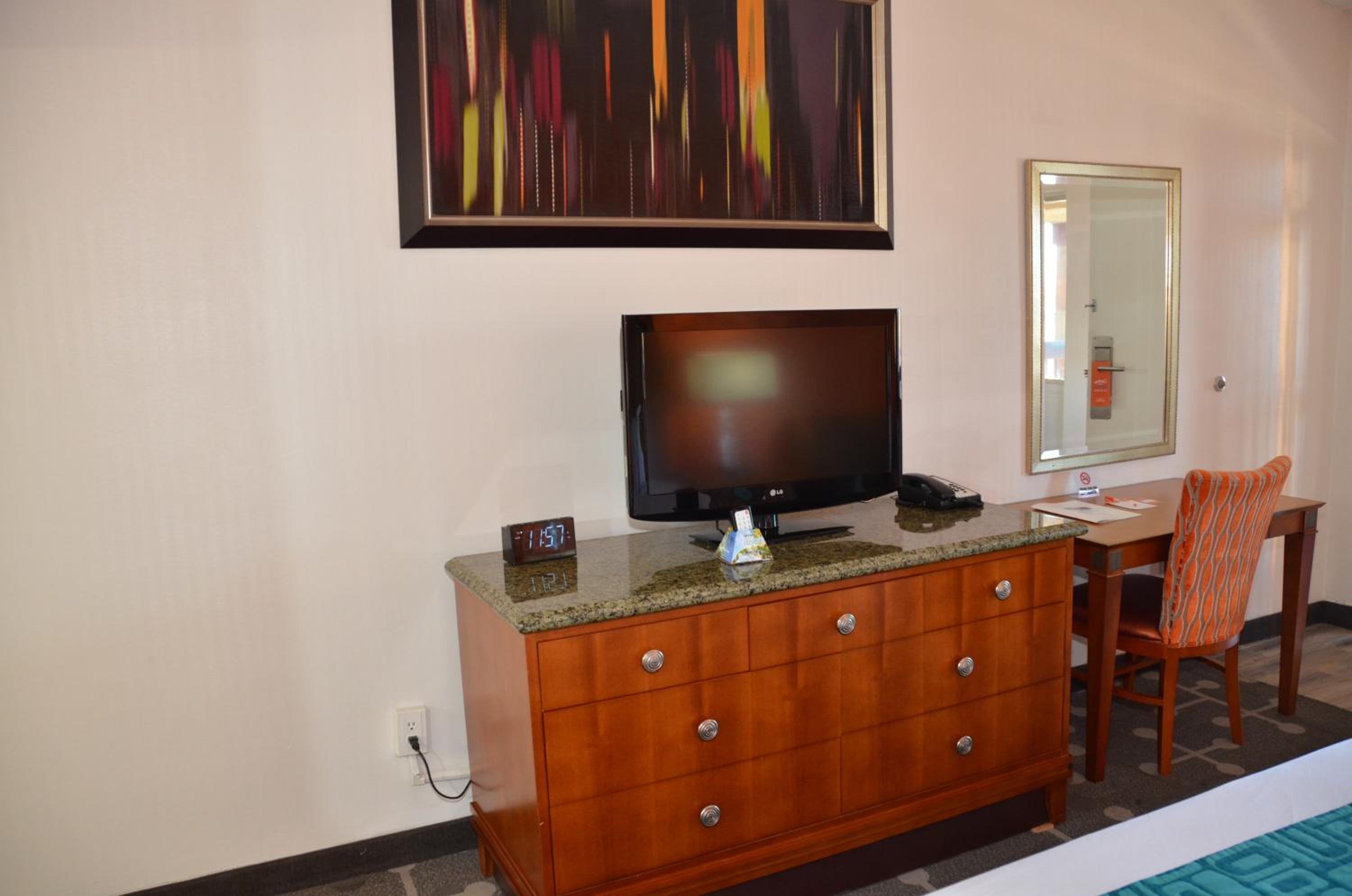 King Room - Non-Smoking - Photo 9