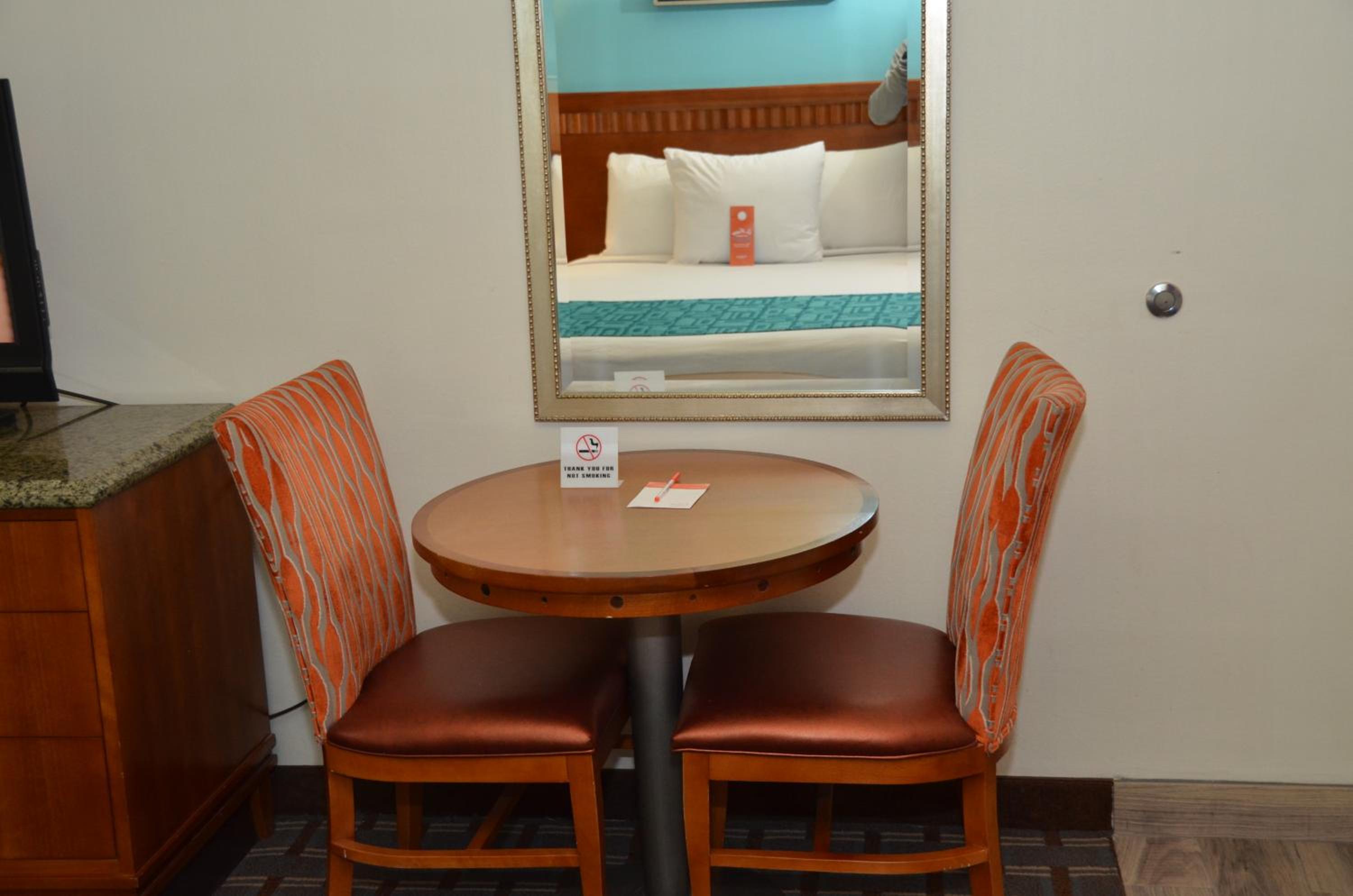 Queen Room with Two Queen Beds - Non-Smoking - Photo 6