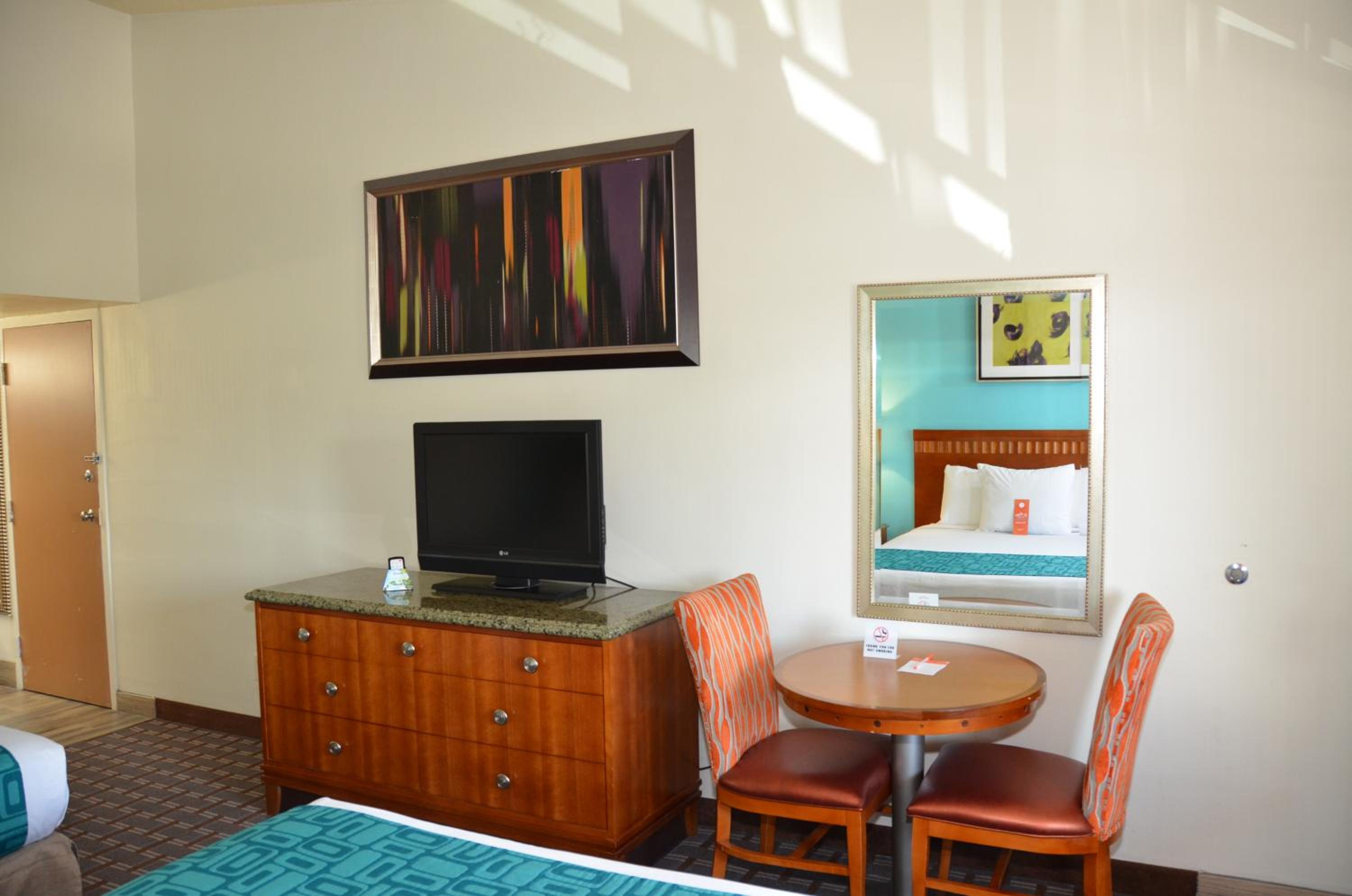 Queen Room with Two Queen Beds - Non-Smoking - Photo 8