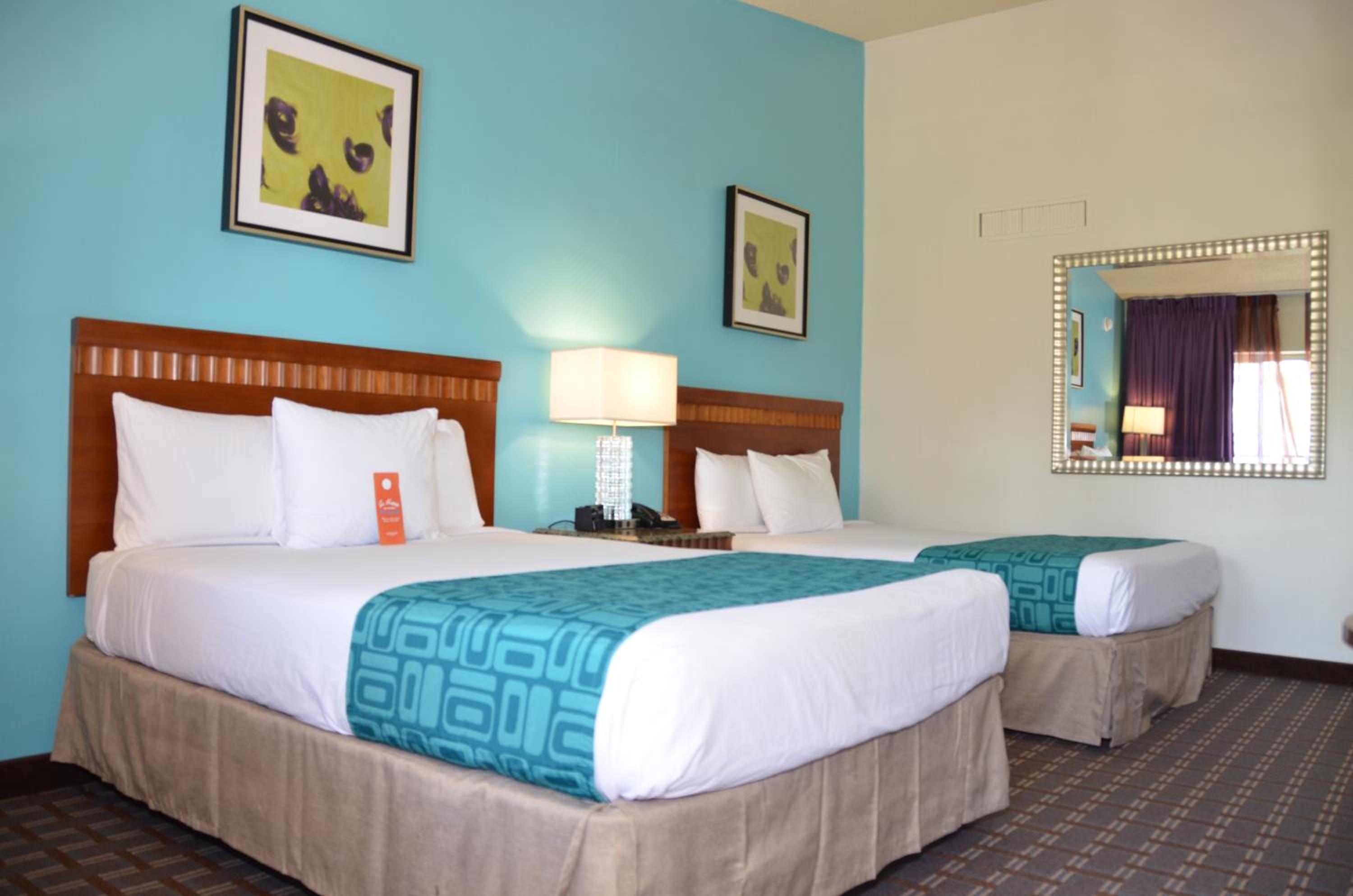 Queen Room with Two Queen Beds - Non-Smoking - Photo 9