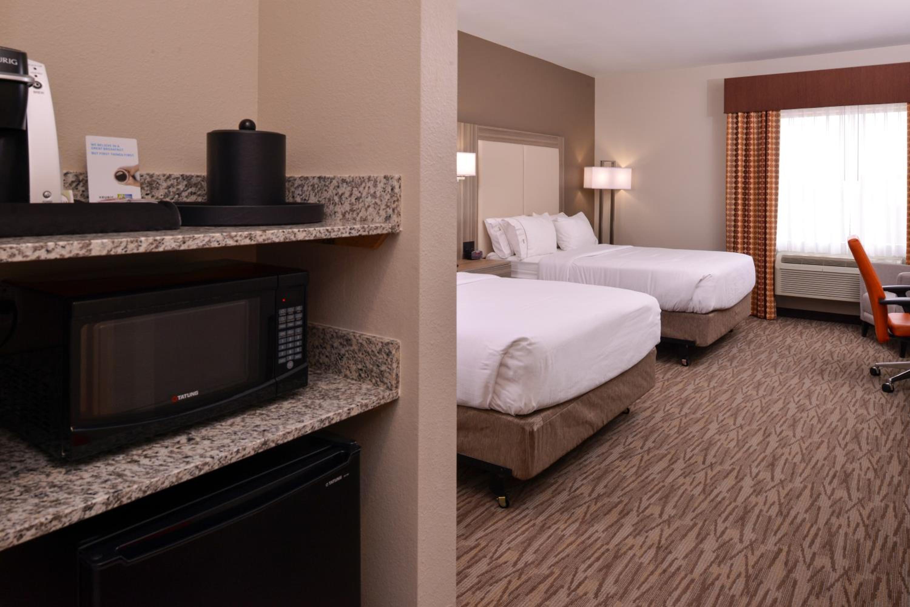 Standard Room with Two Queen Beds photo 2