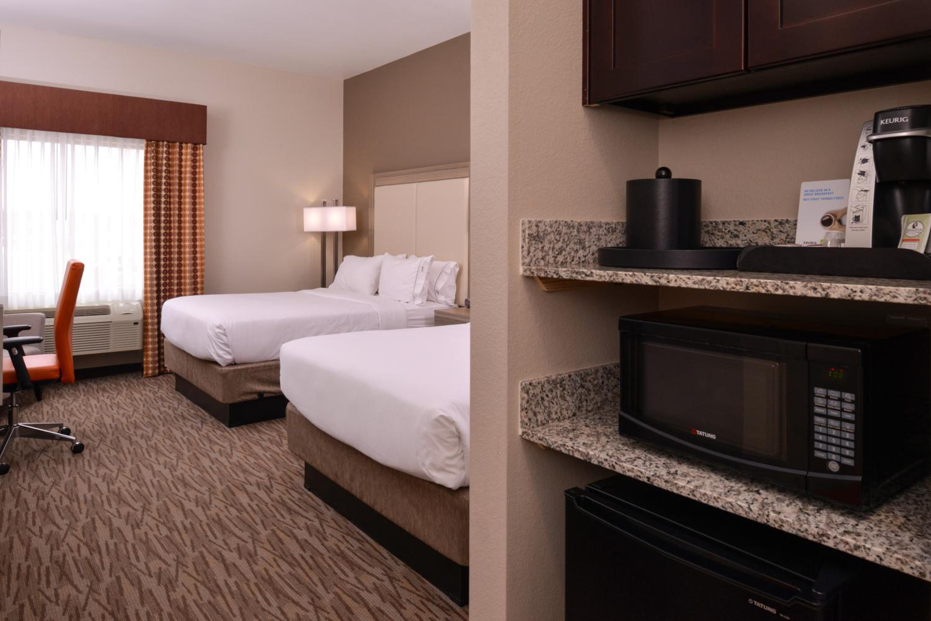 Standard Room with Two Queen Beds photo 1