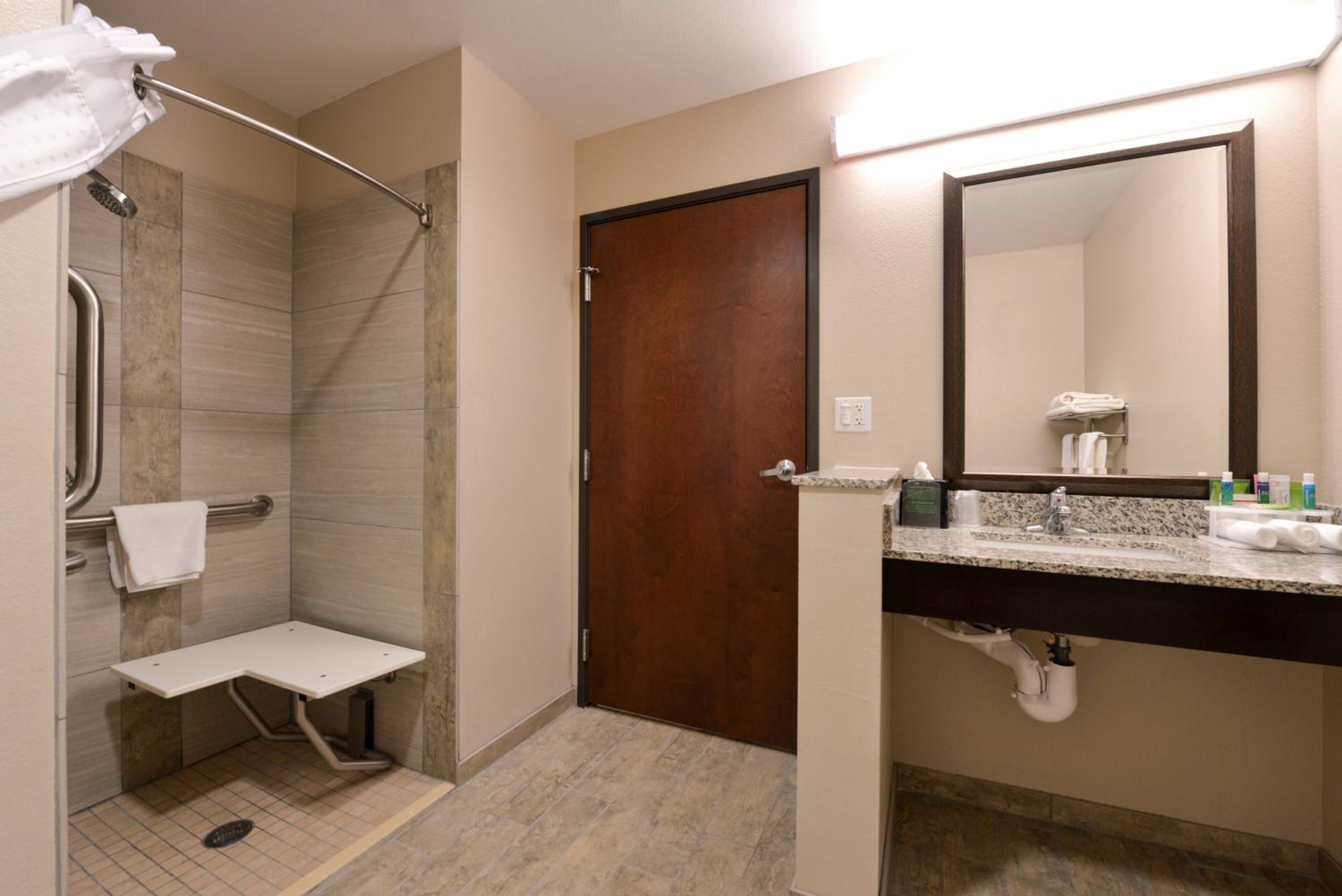 King Room with Hearing Accessible Roll In Shower - Non-Smoking photo 2