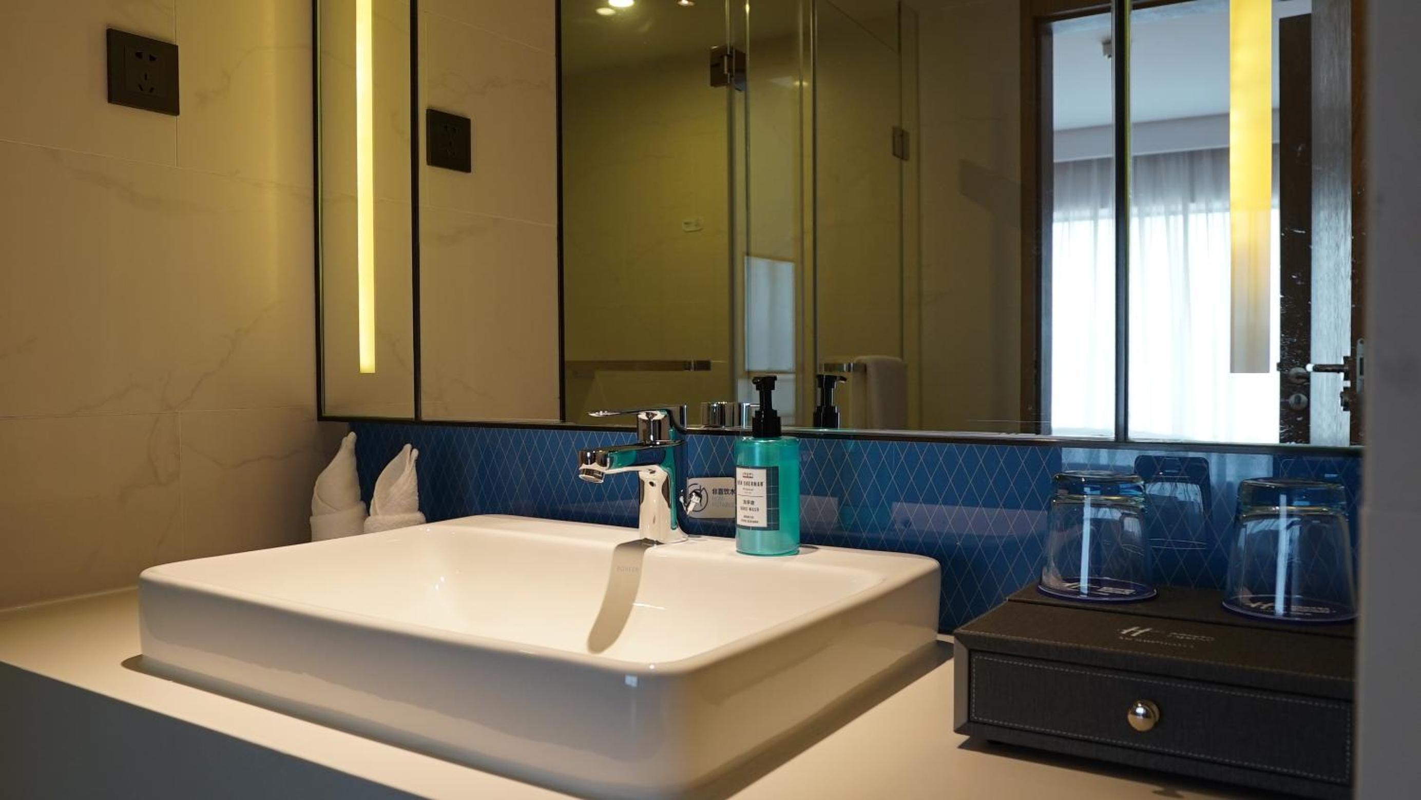 Standard King Room with City View and Mini-bar - Photo 1