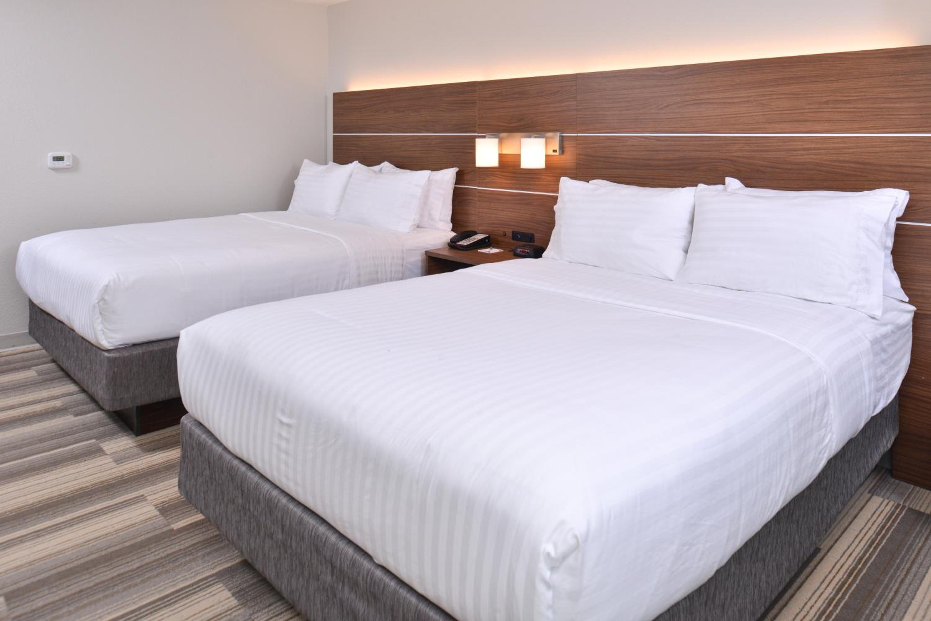 Queen Room with Two Queen Beds - Hearing Accessible/Non-Smoking photo 3