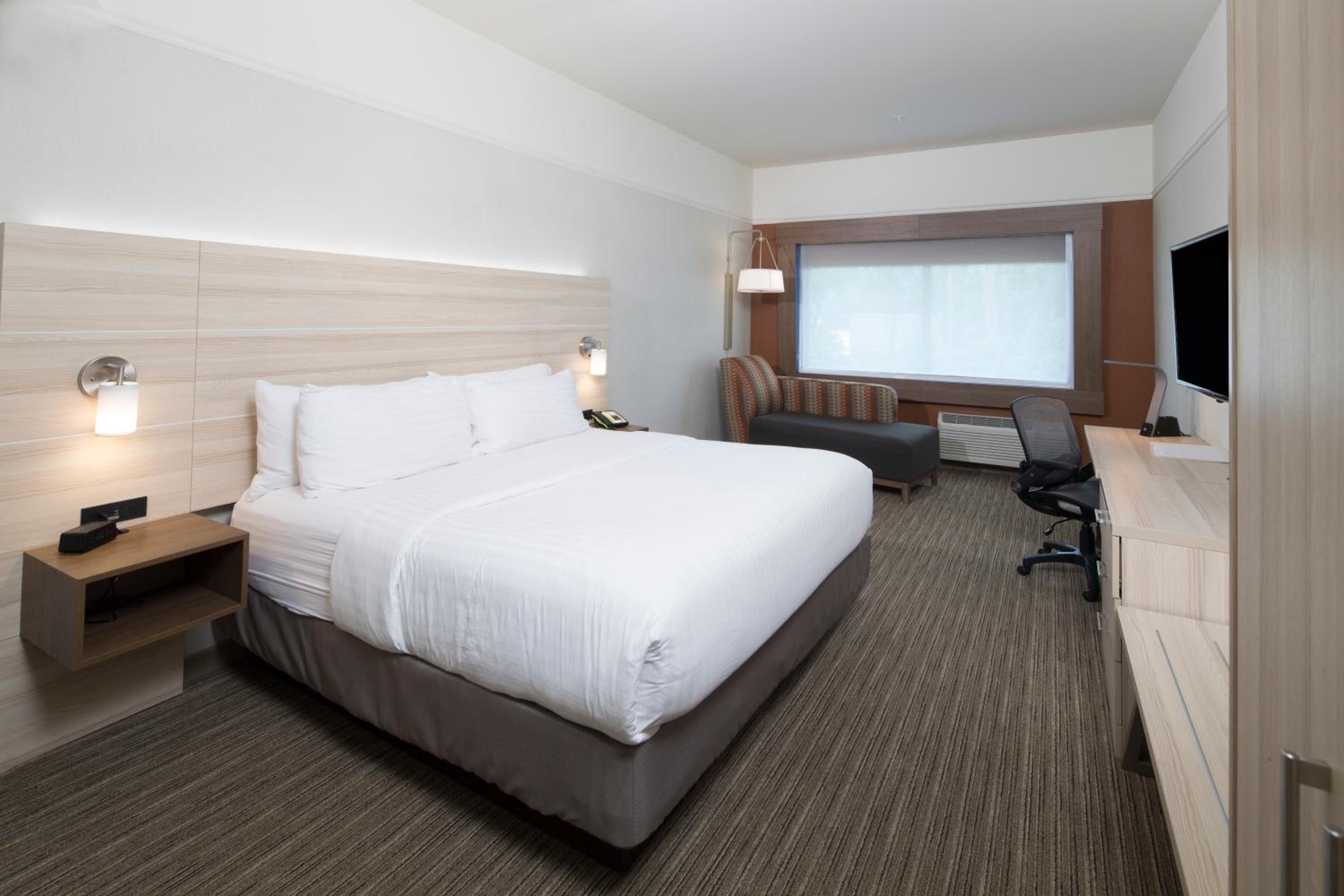 Standard King Room - Photo 6