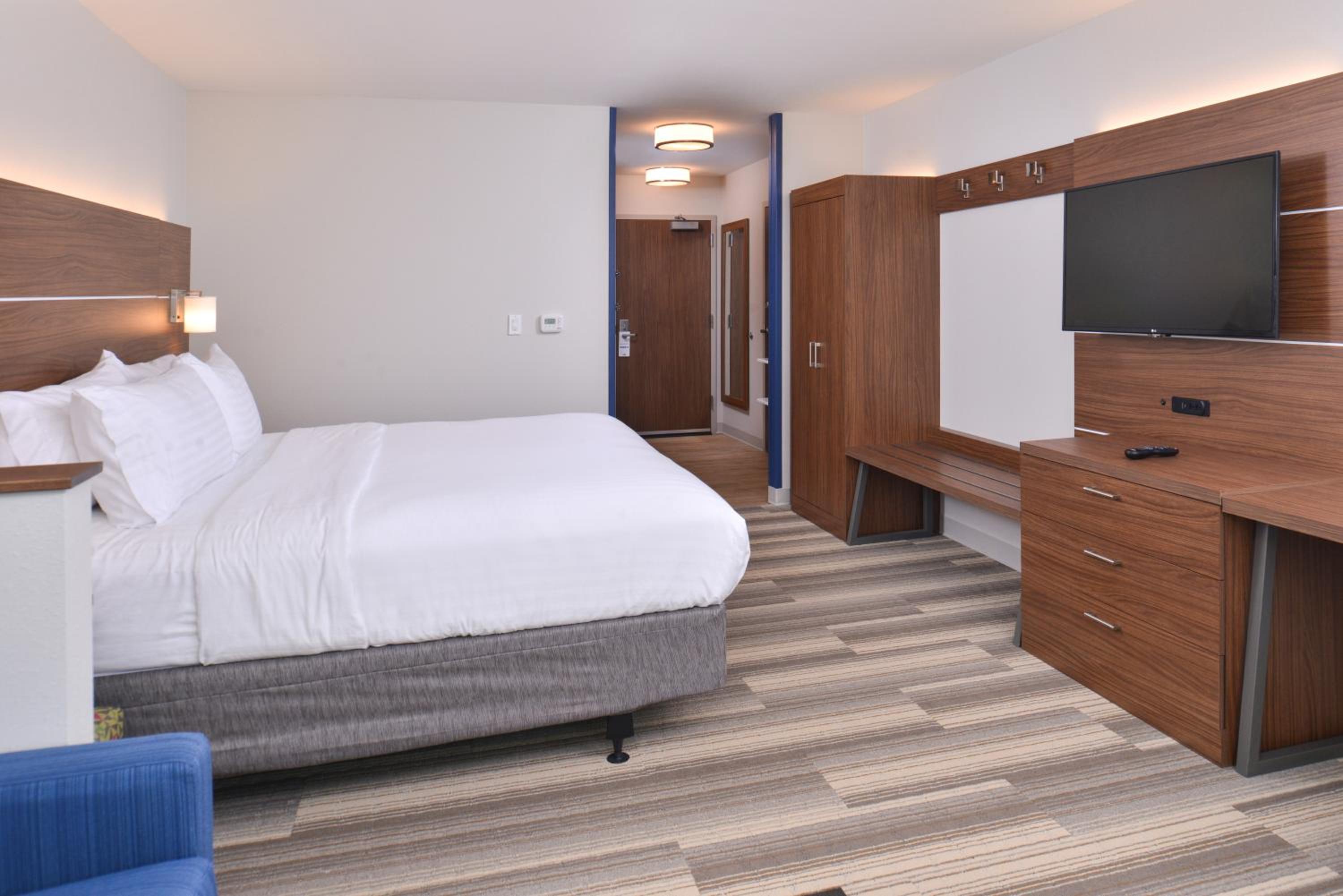 King Suite with Mobility Accessible Transfer Shower photo 3