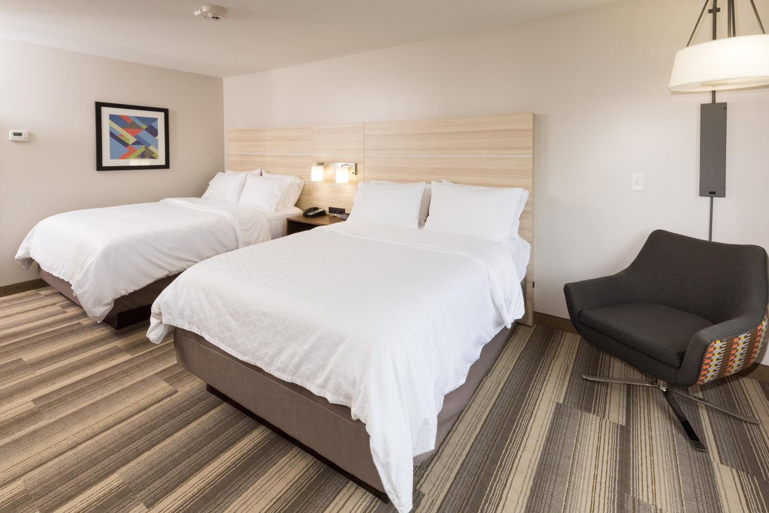 Standard Queen Room with Two Queen Beds - Photo 3