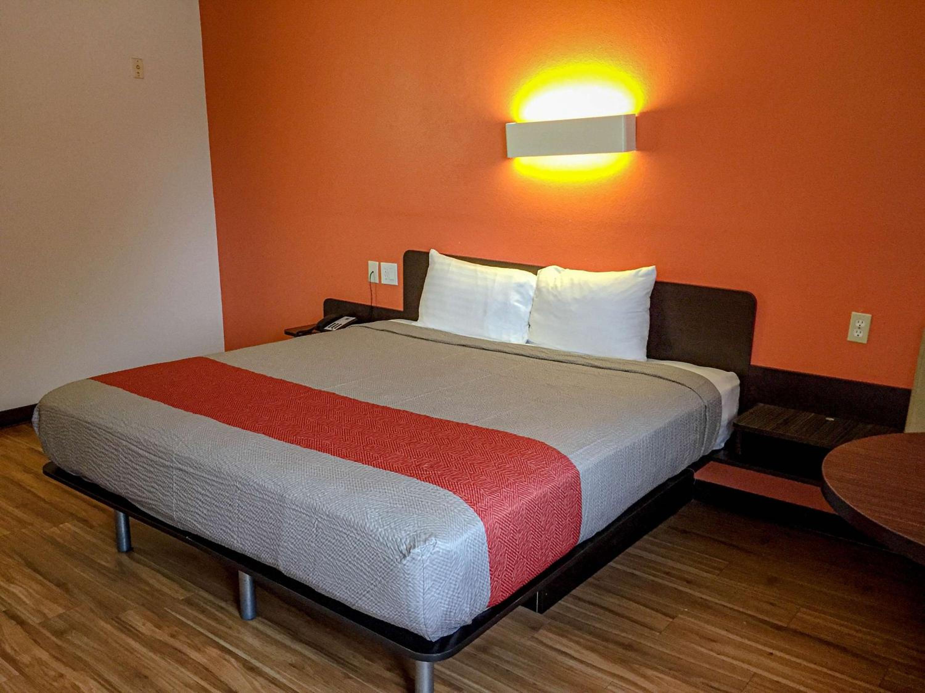 Deluxe King Room - Non-Smoking - Photo 1