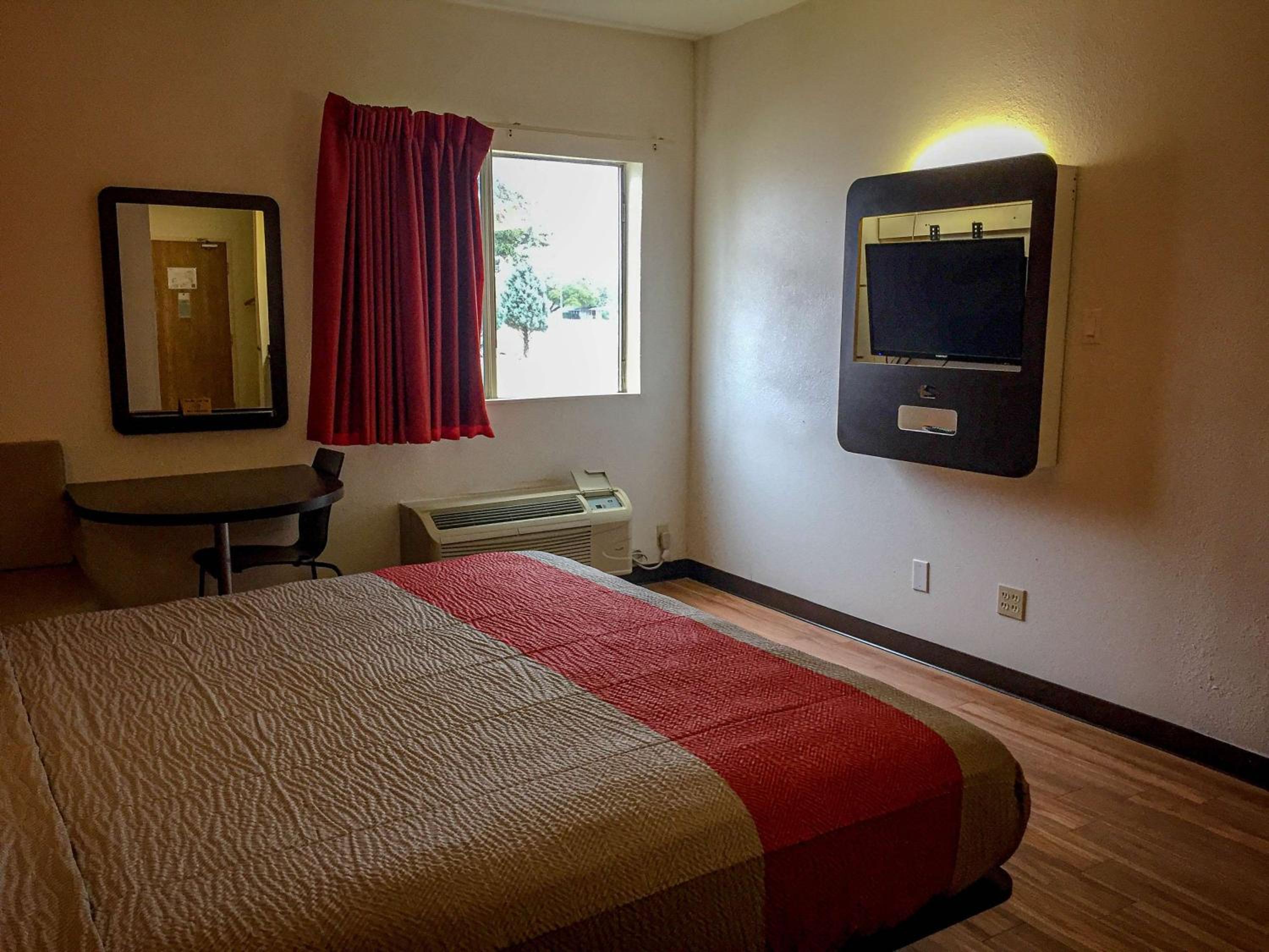 Deluxe King Room - Non-Smoking - Photo 7