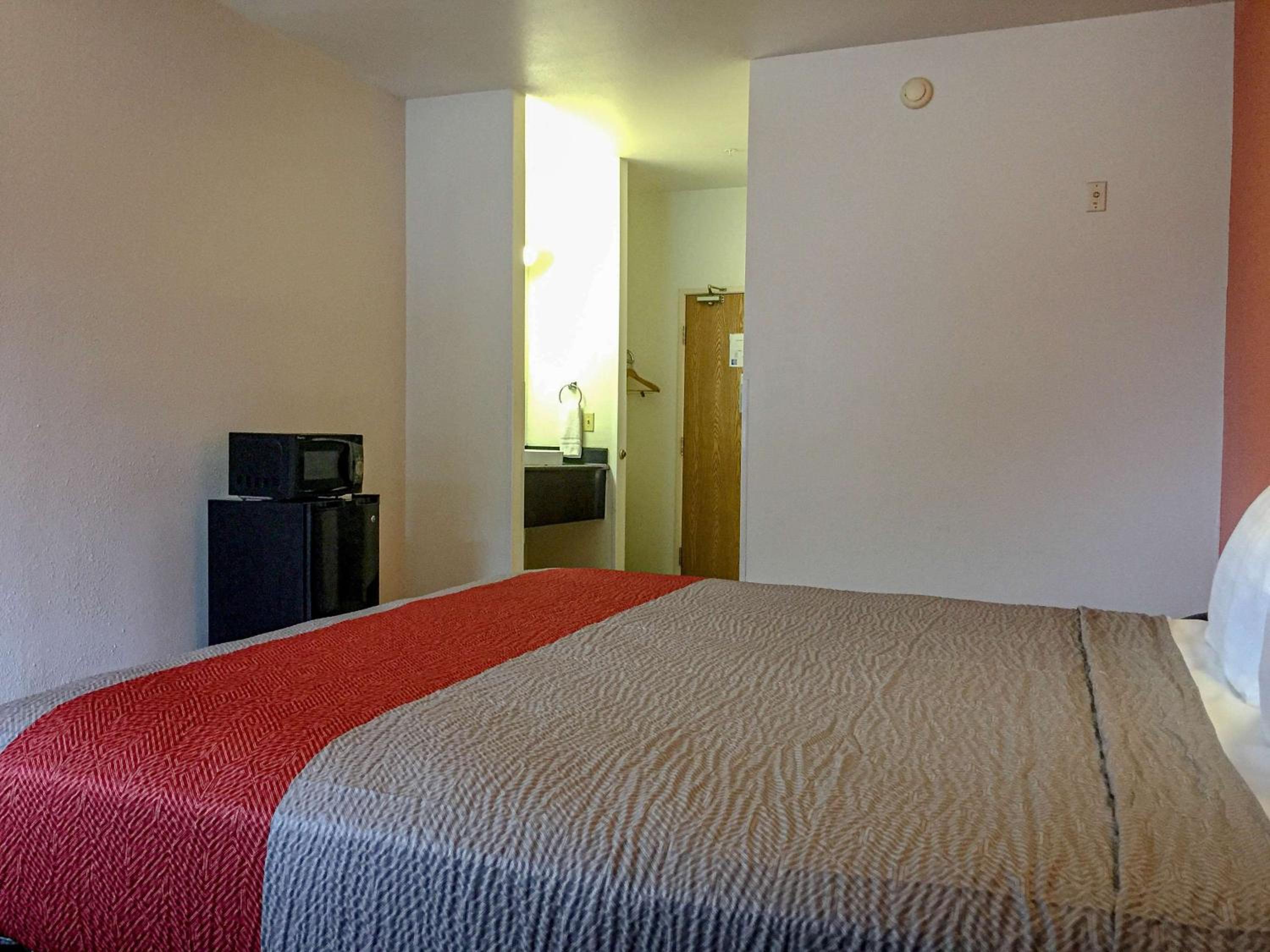 Deluxe King Room - Non-Smoking - Photo 5