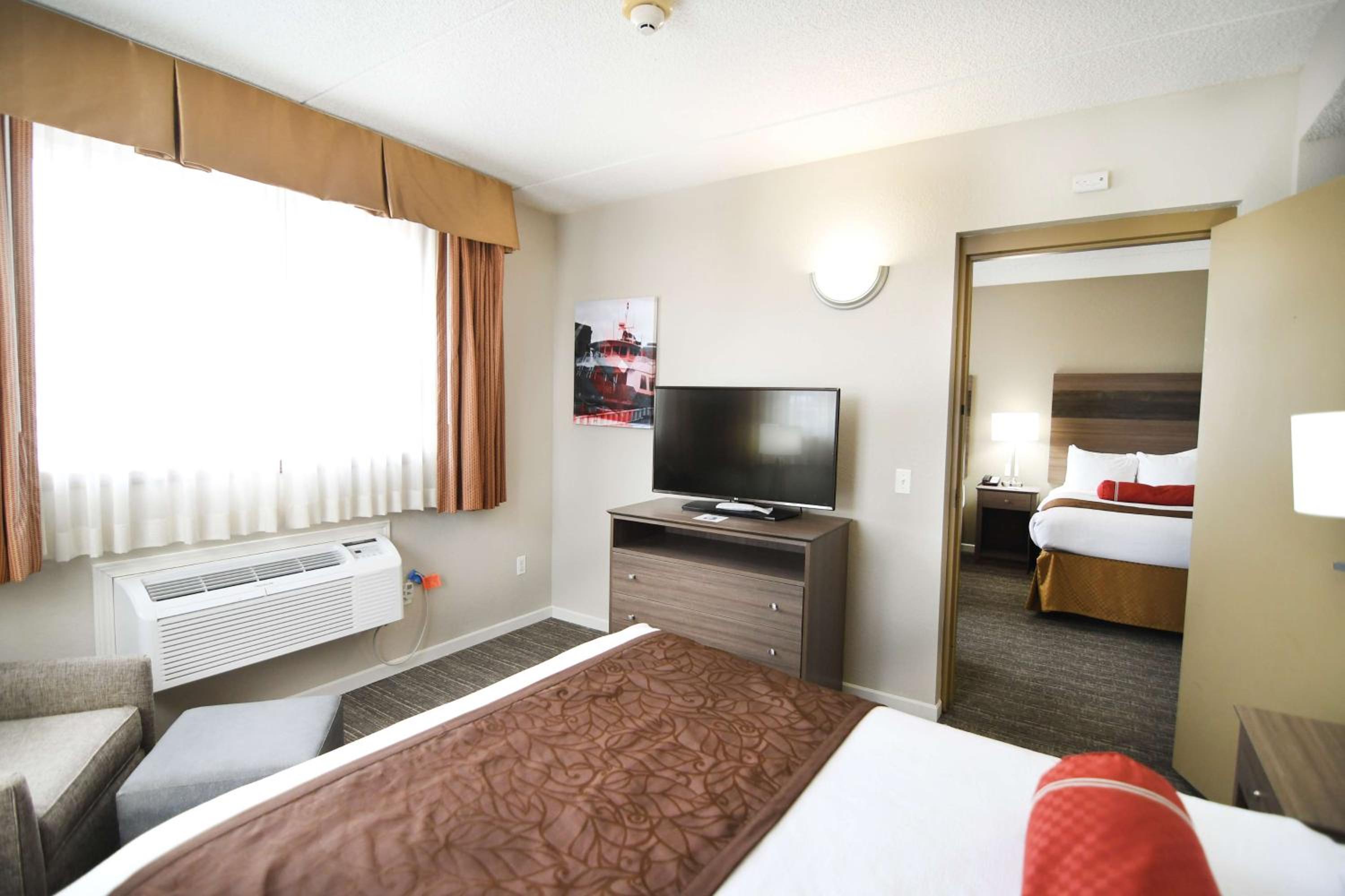 Two-Room Suite with Three Double Beds - Non-Smoking - Photo 2