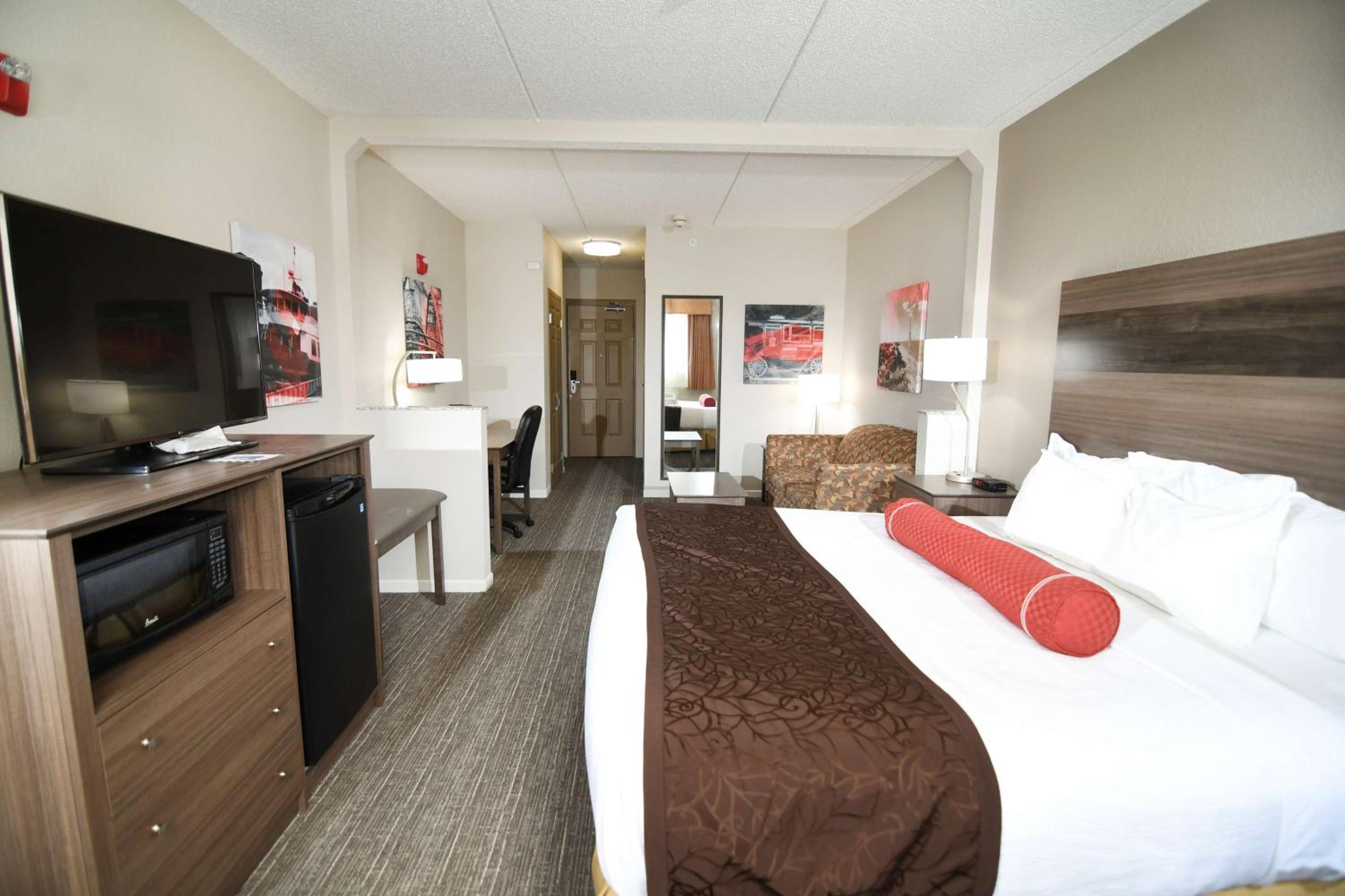 King Suite with Bath Tub - Disability/Non-Smoking - Photo 2