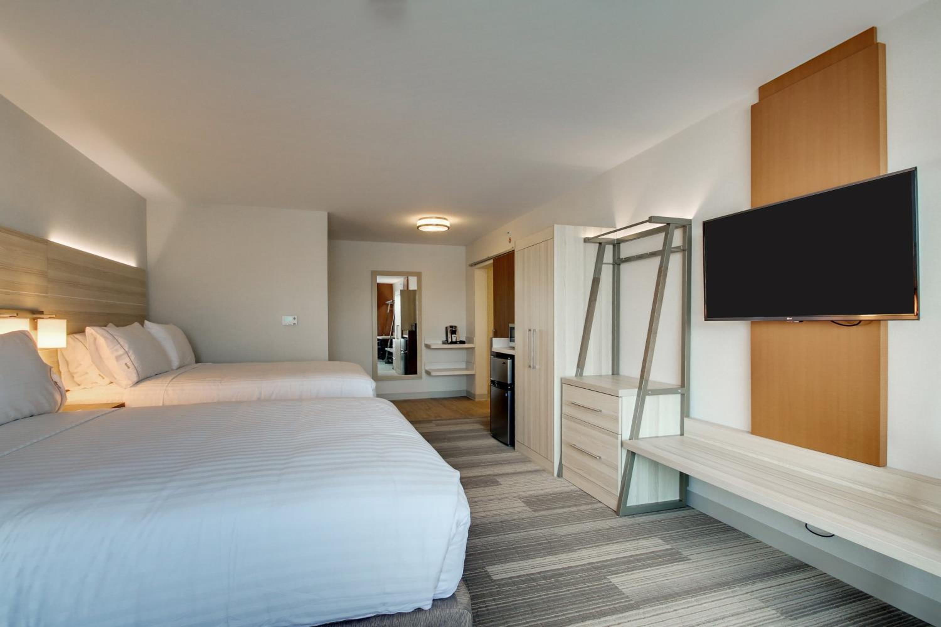Queen Suite with Two Queen Beds - Disability Access Roll in Shower/Non-Smoking