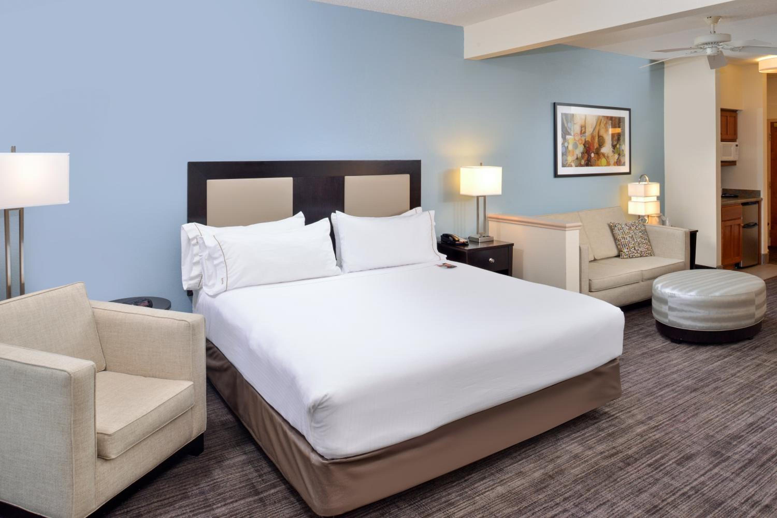 Standard King Room with Courtyard View - Photo 3