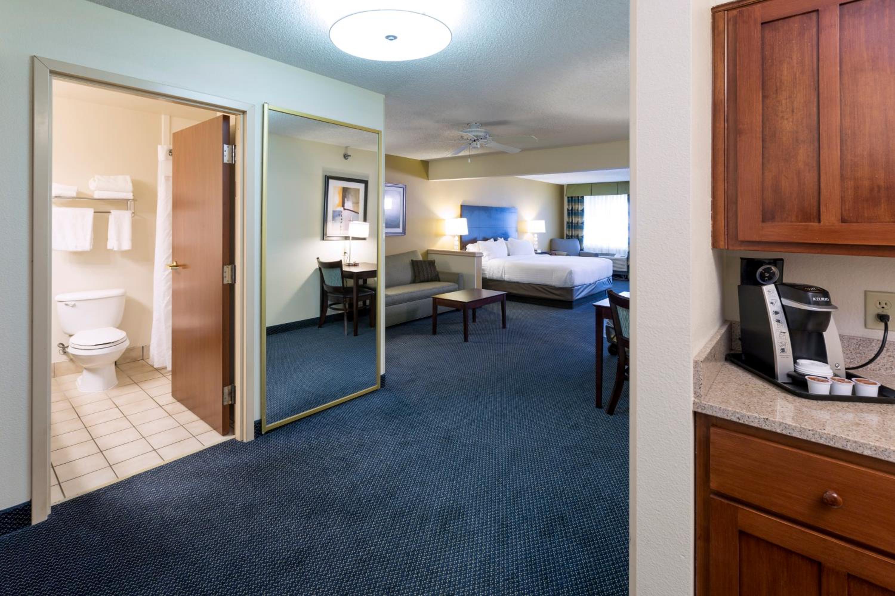 King Suite with Lake View - Photo 3