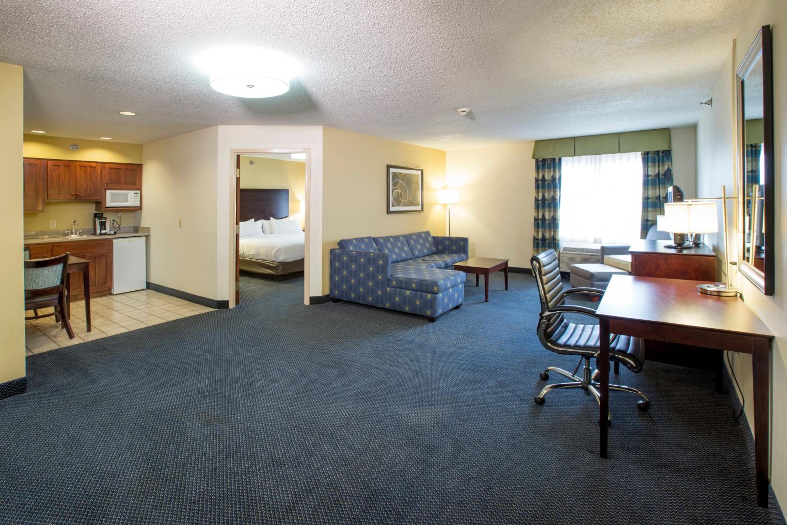 One-Bedroom Suite with Jetted Tub photo 1