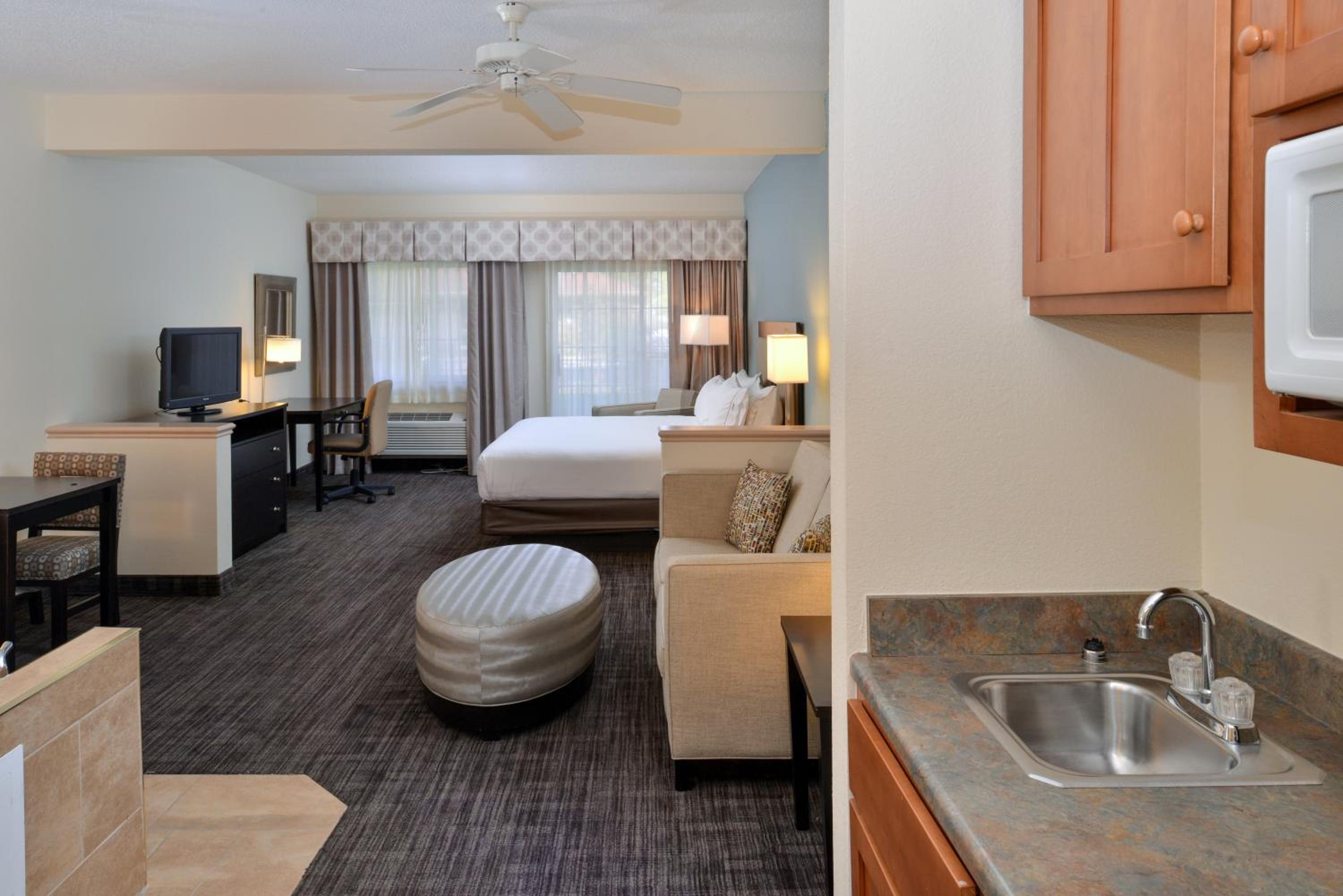 King Suite with Spa Bath - Photo 2
