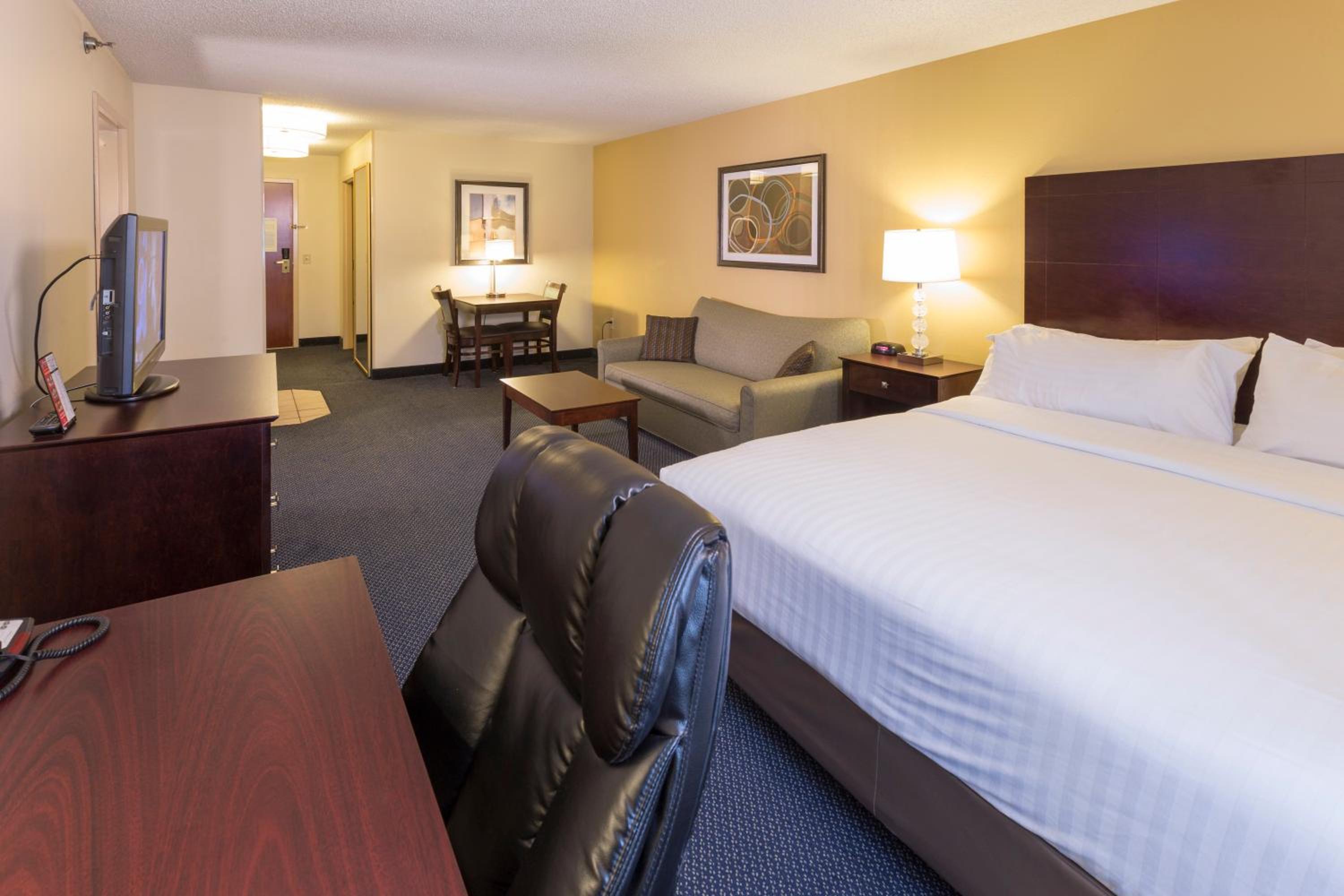 King Suite with Lake View - Photo 6