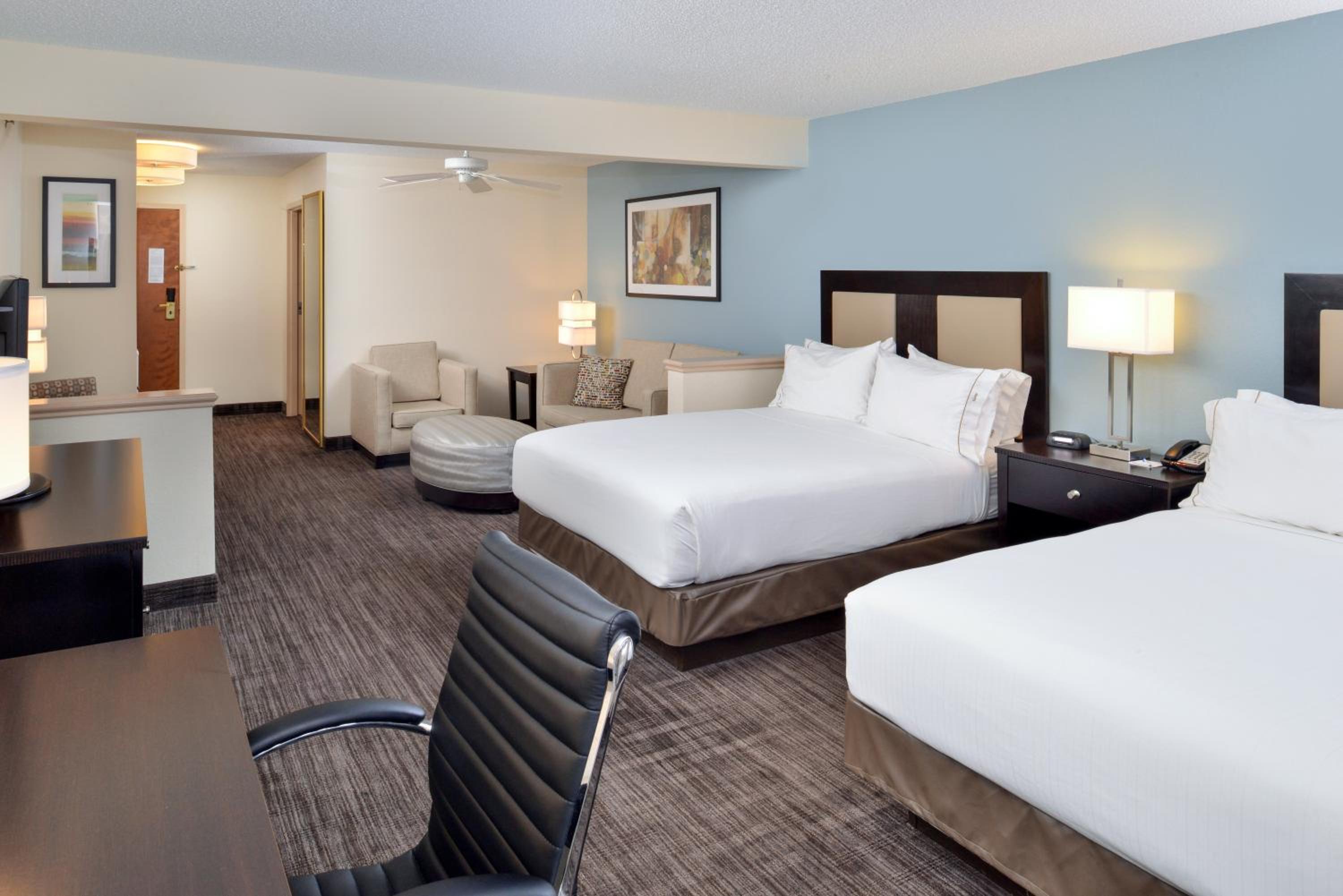 Queen Room with Two Queen Beds with Lakeview photo 3