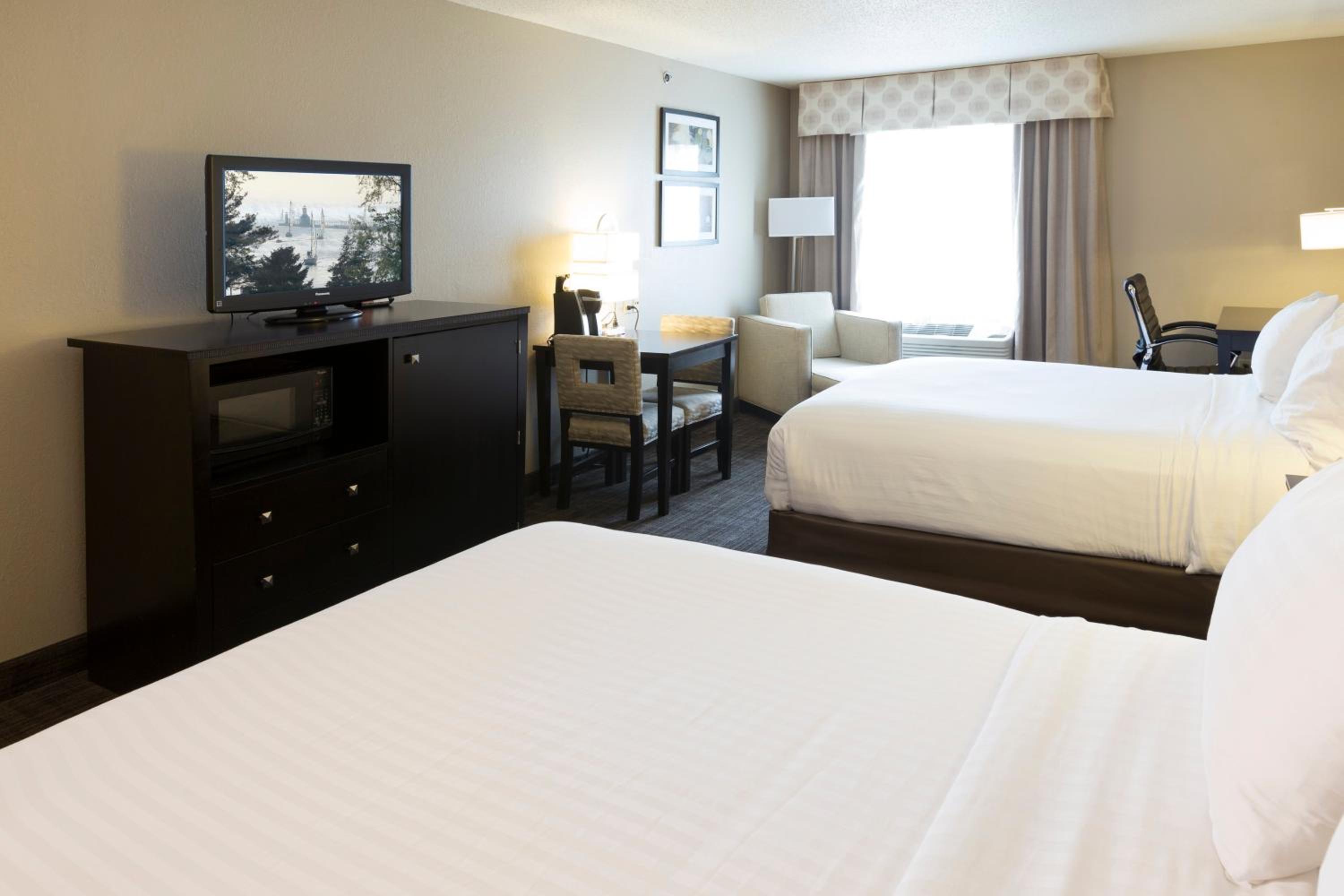 Standard Room with Two Queen Beds - Photo 4