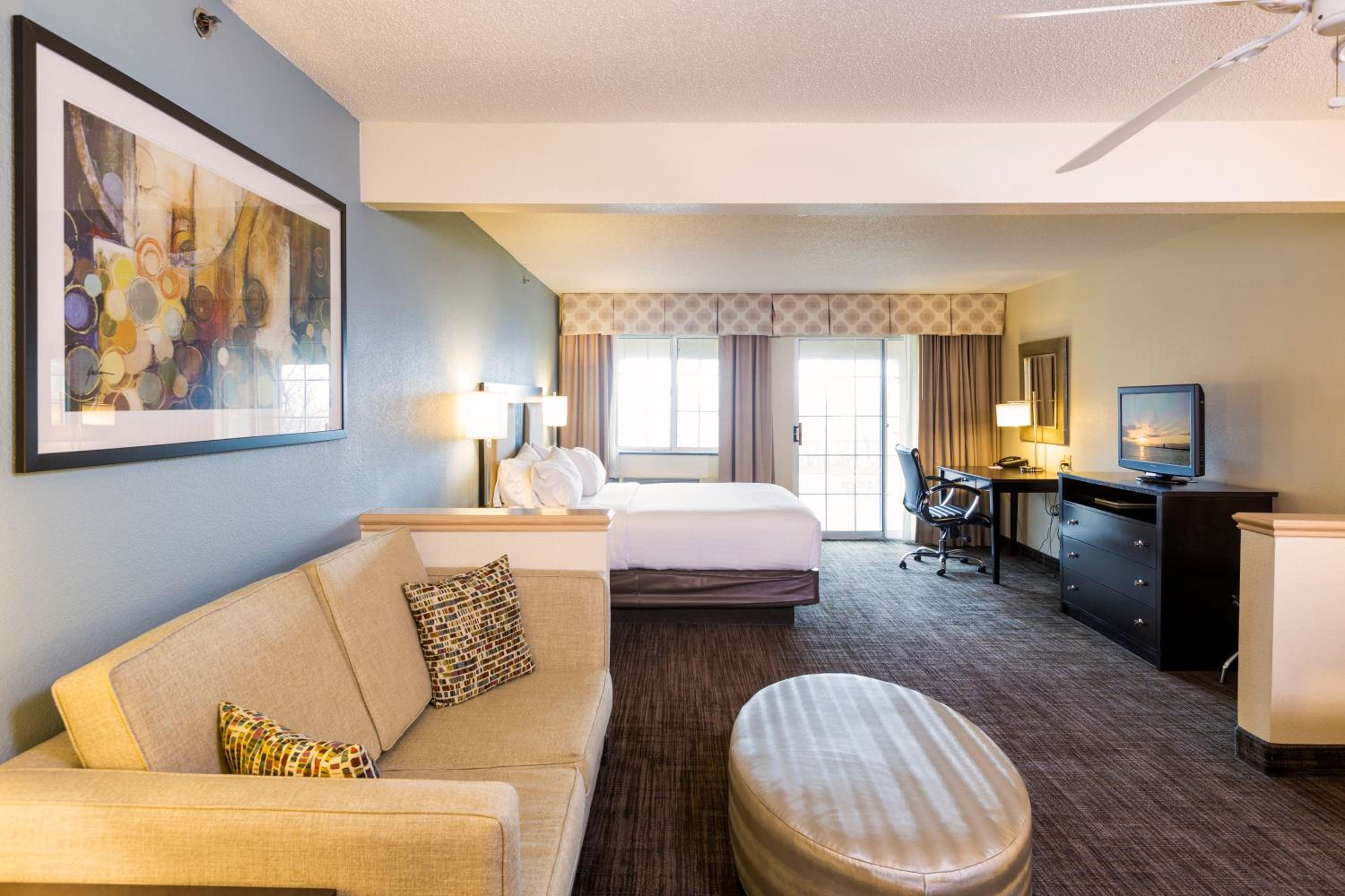 King Suite with Lake View - Photo 5