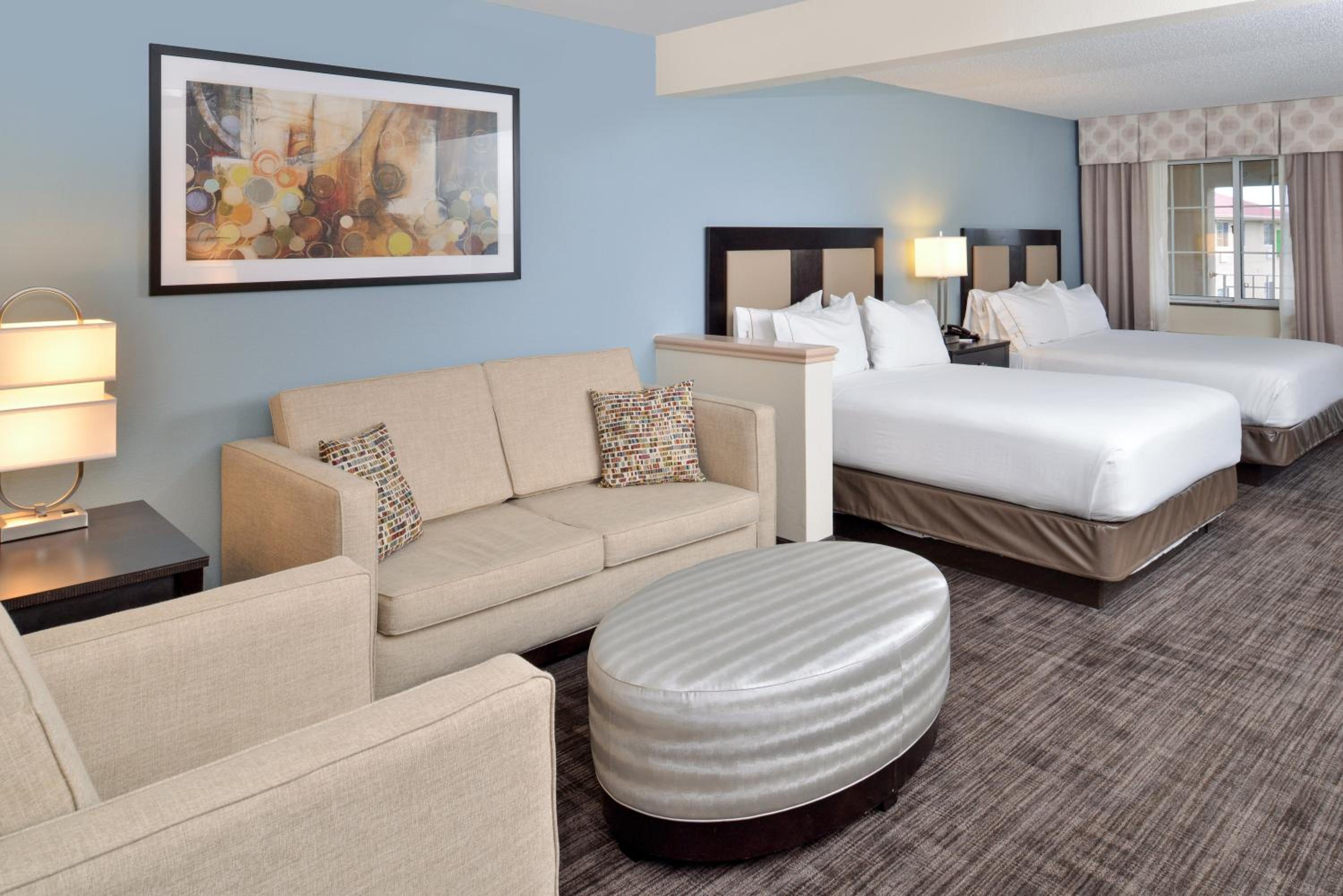 Queen Room with Two Queen Beds with Lakeview photo 1