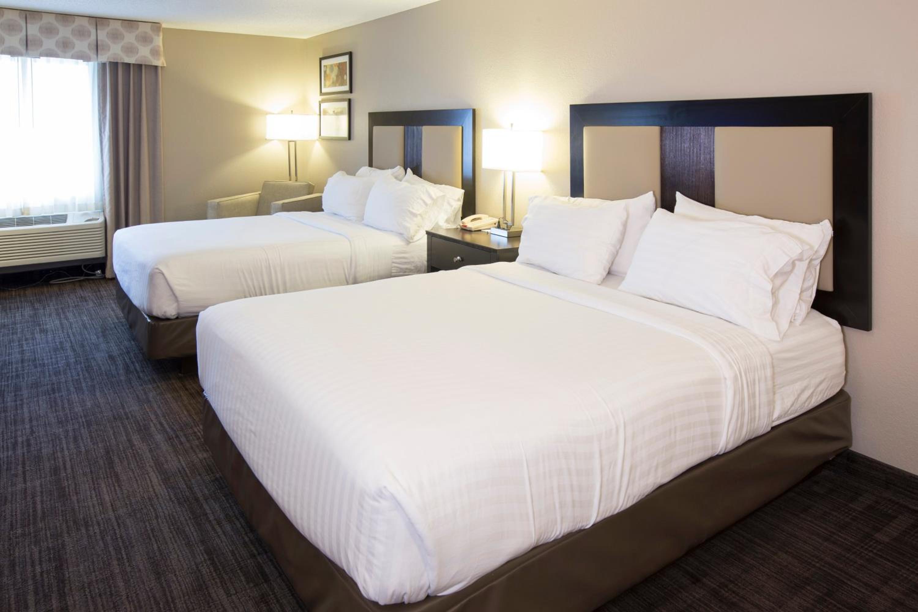 Standard Room with Two Queen Beds - Photo 5