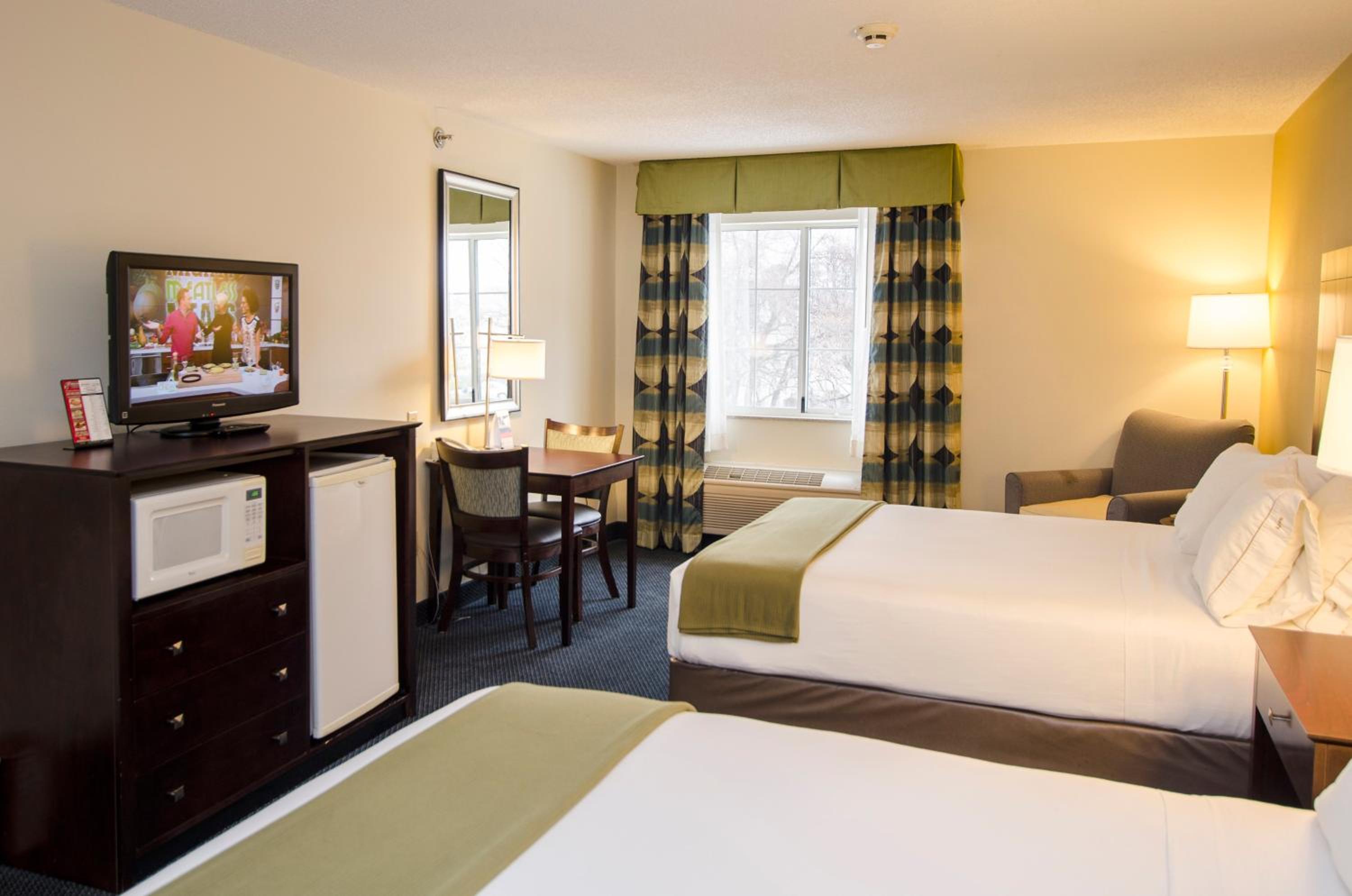 Standard Room with Two Queen Beds - Photo 1