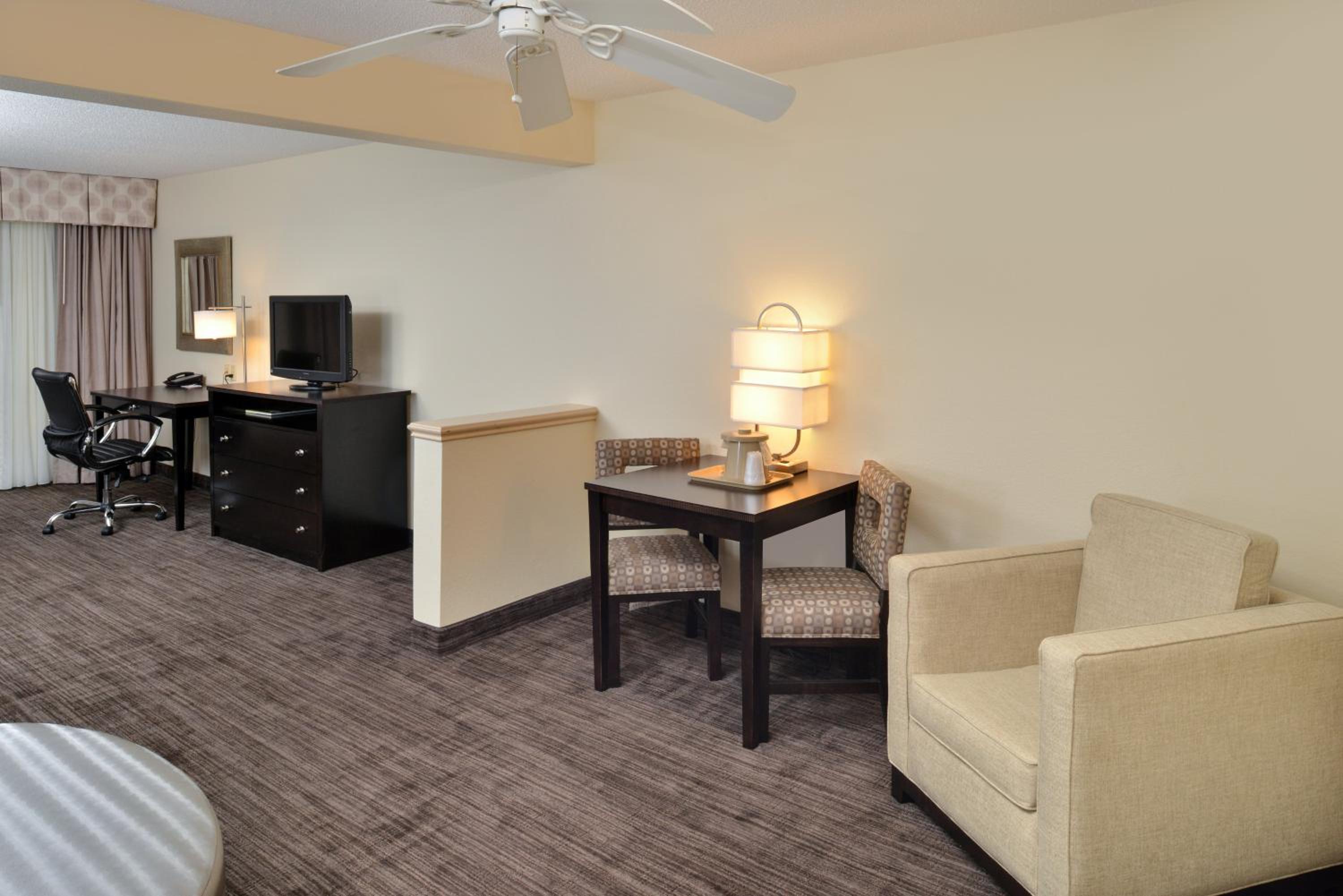 Standard King Room with Courtyard View - Photo 5