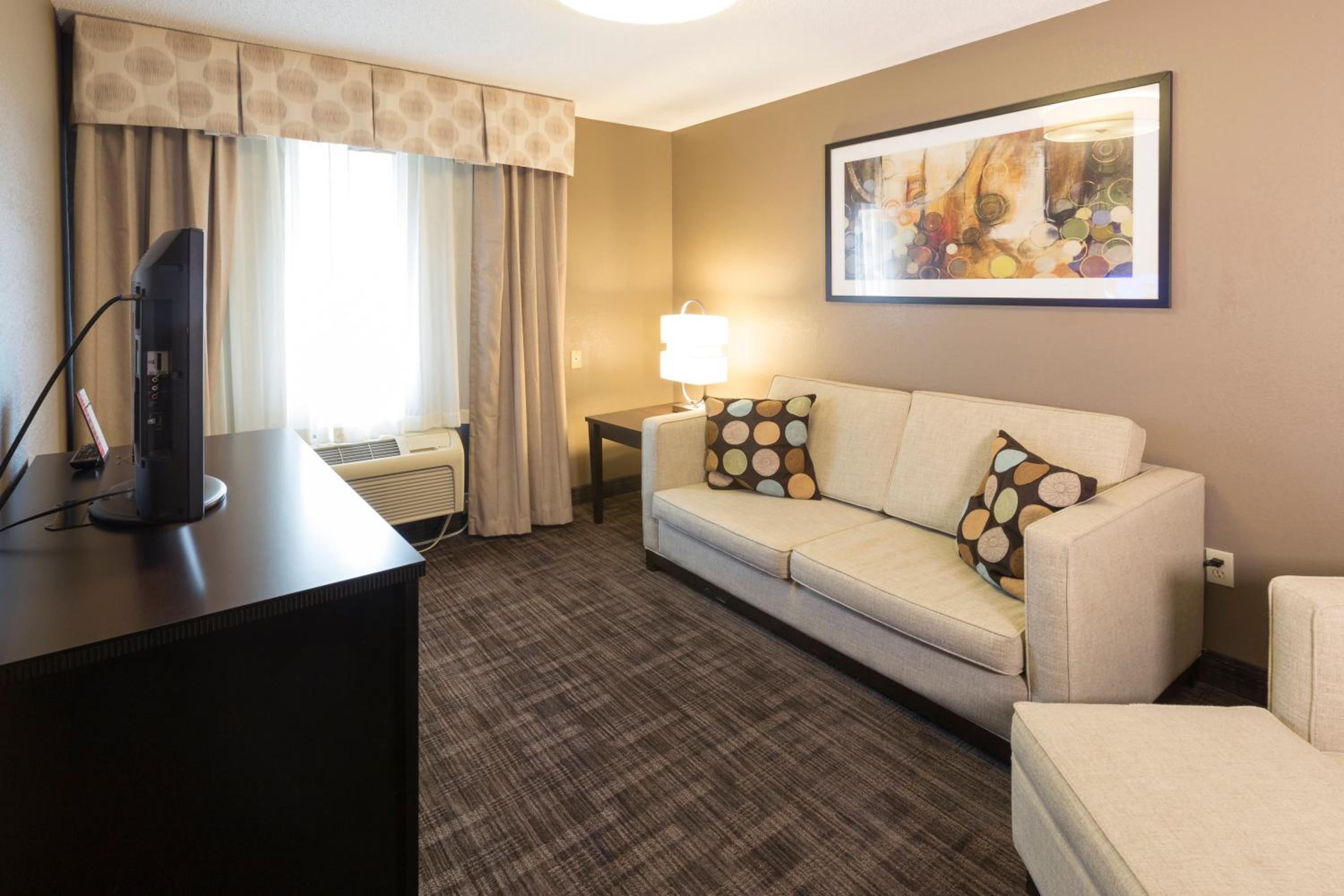 One King One Queen Executive Suite - Non-Smoking photo 3
