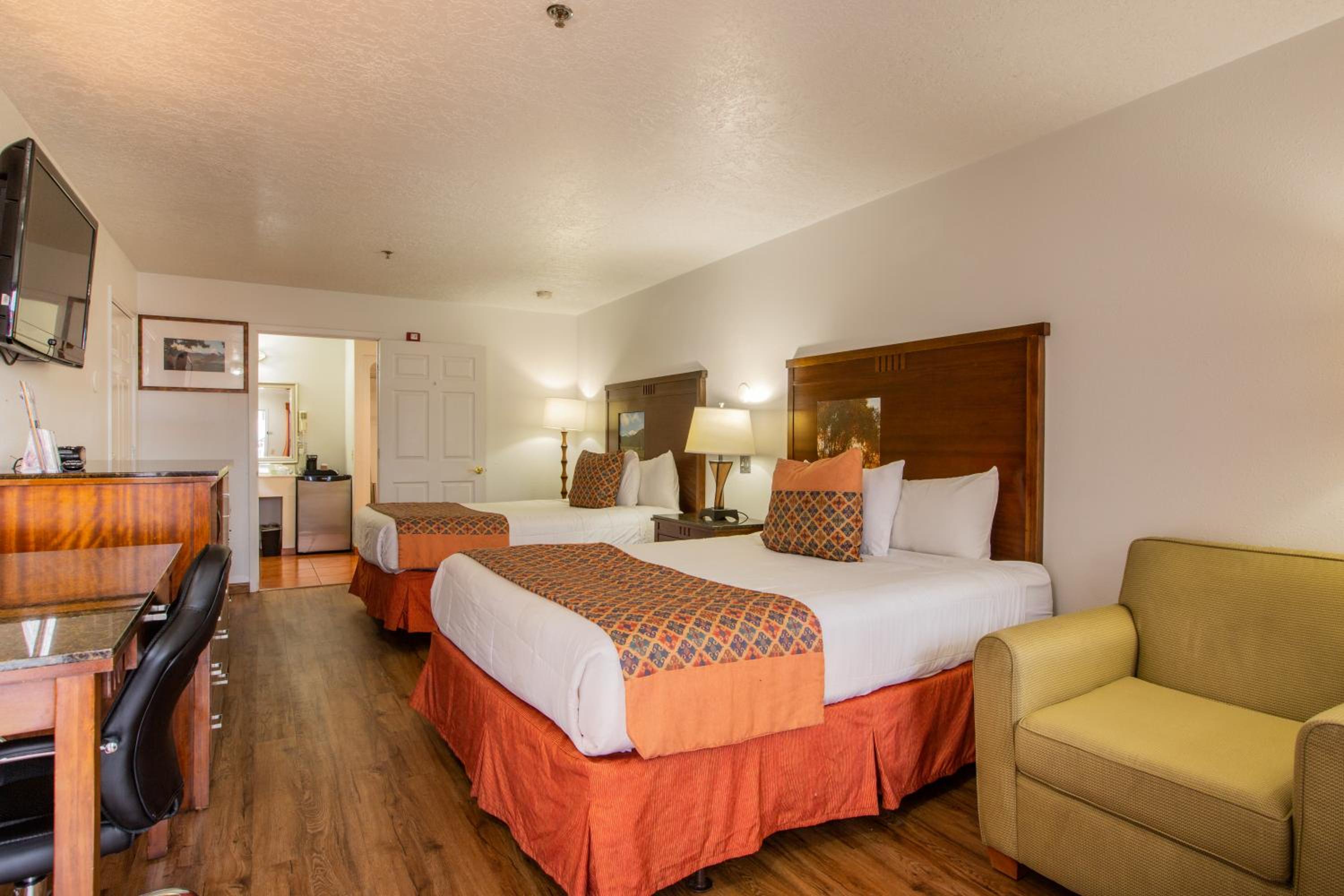 Queen Room with Two Queen Beds - Non-Smoking photo 3