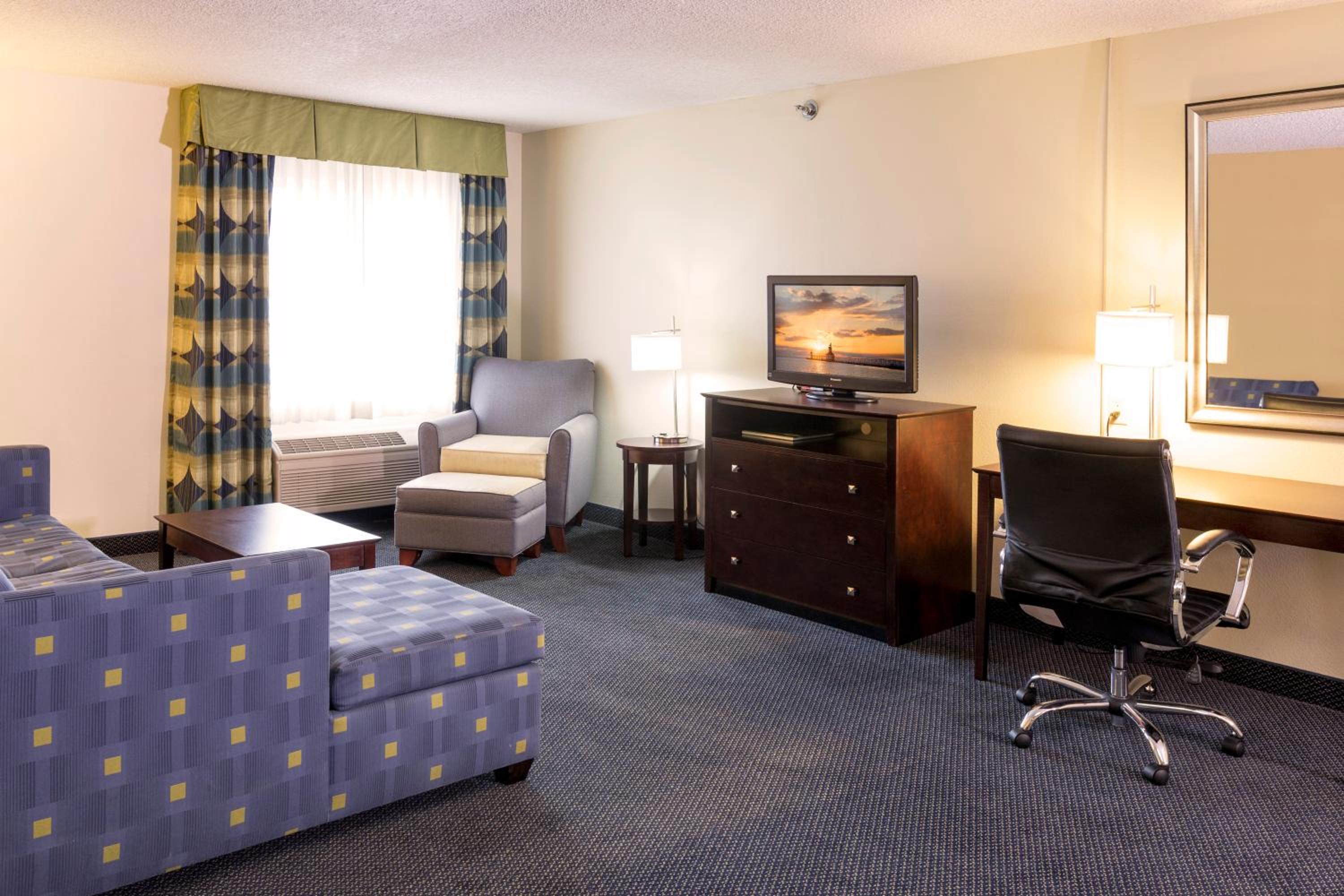 One-Bedroom Suite with Jetted Tub photo 2