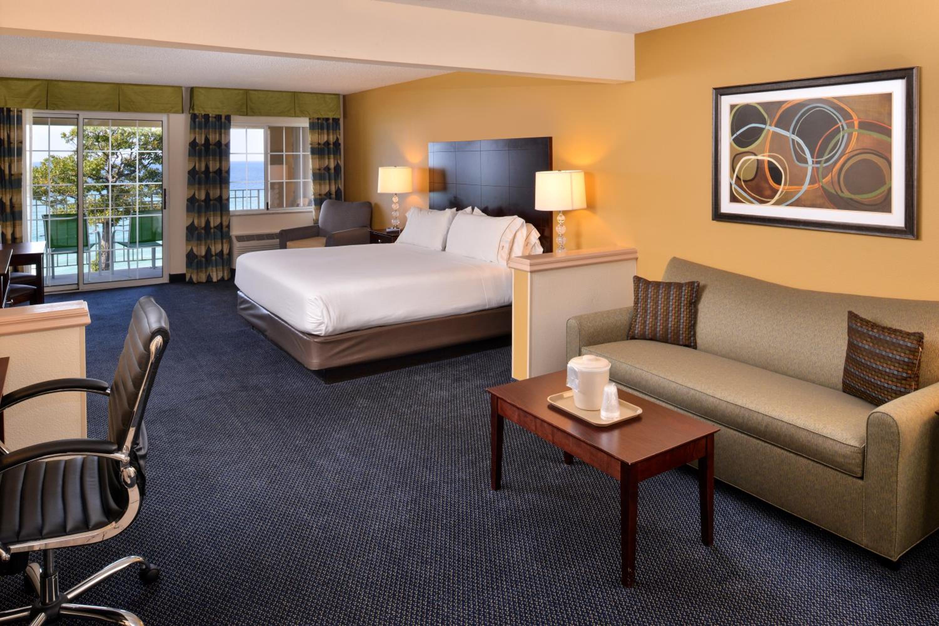 King Suite with Lake View - Photo 2