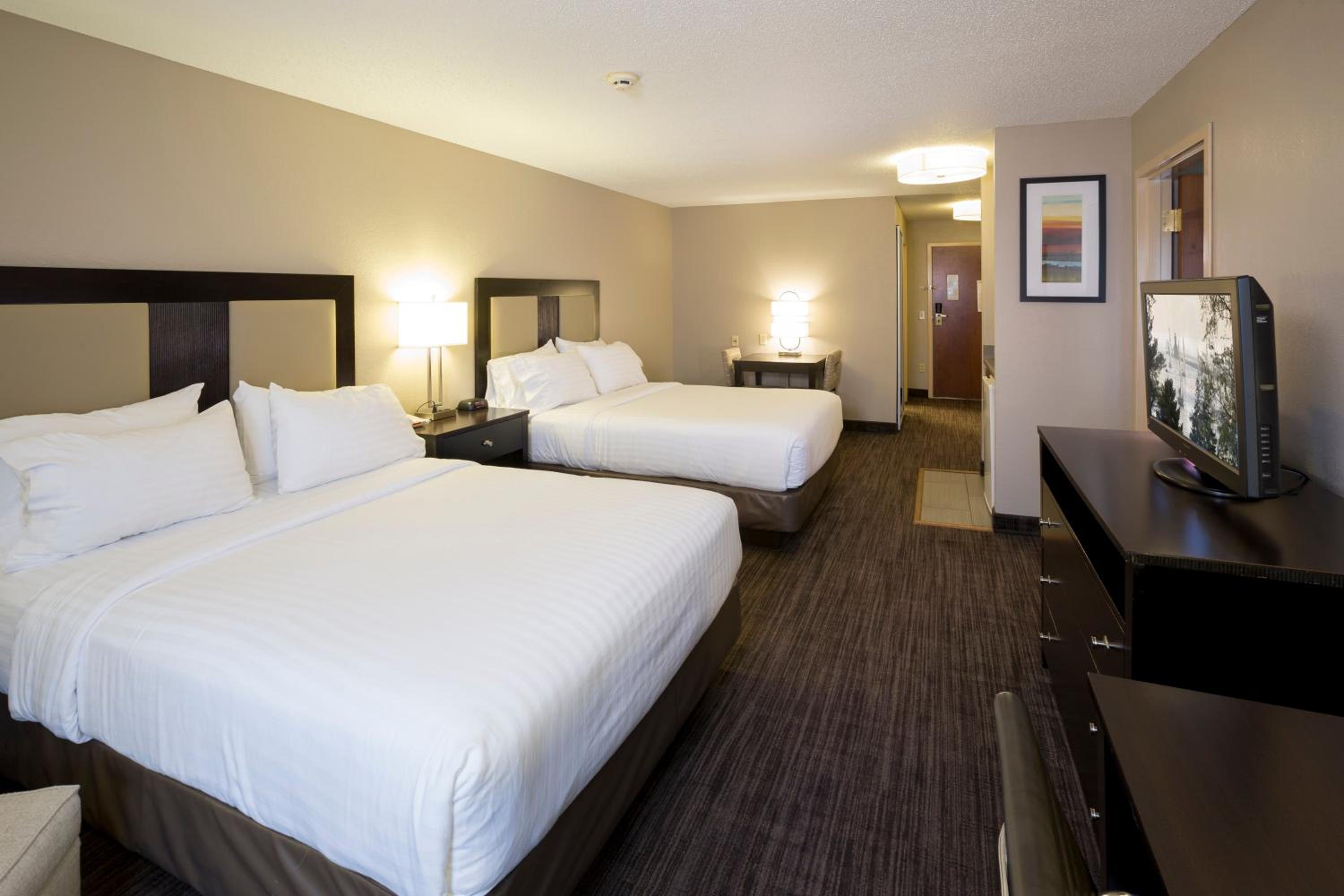 Standard Room with Two Queen Beds - Photo 2