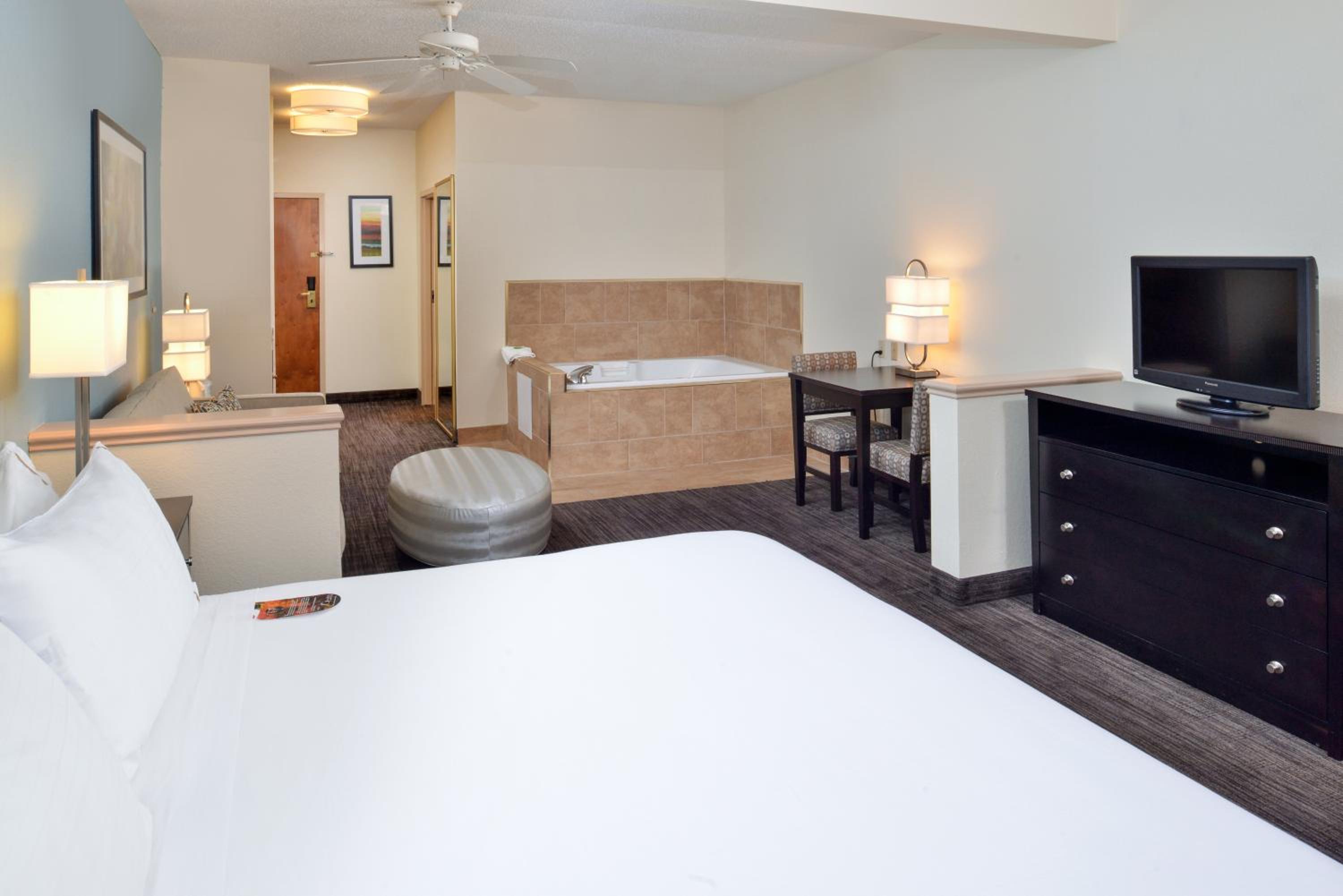 King Suite with Spa Bath - Photo 1