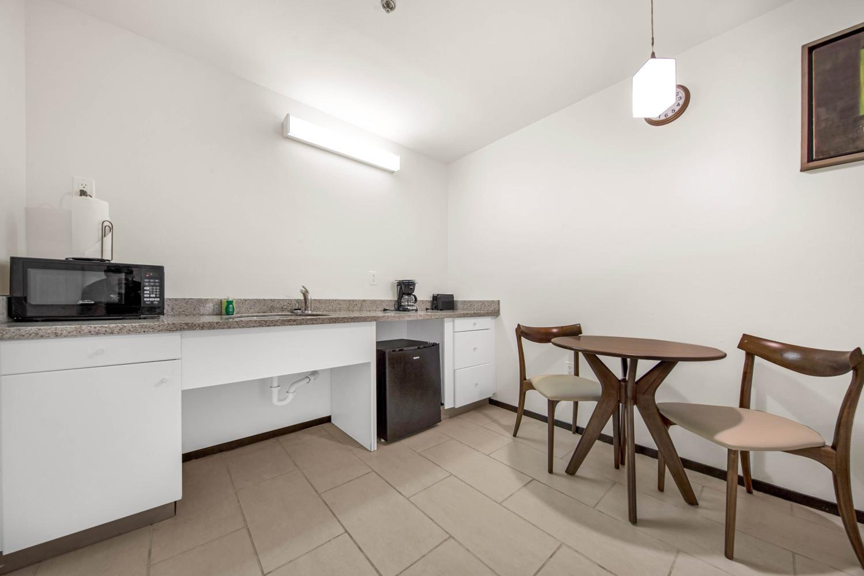 One-Bedroom Apartment - Photo 4