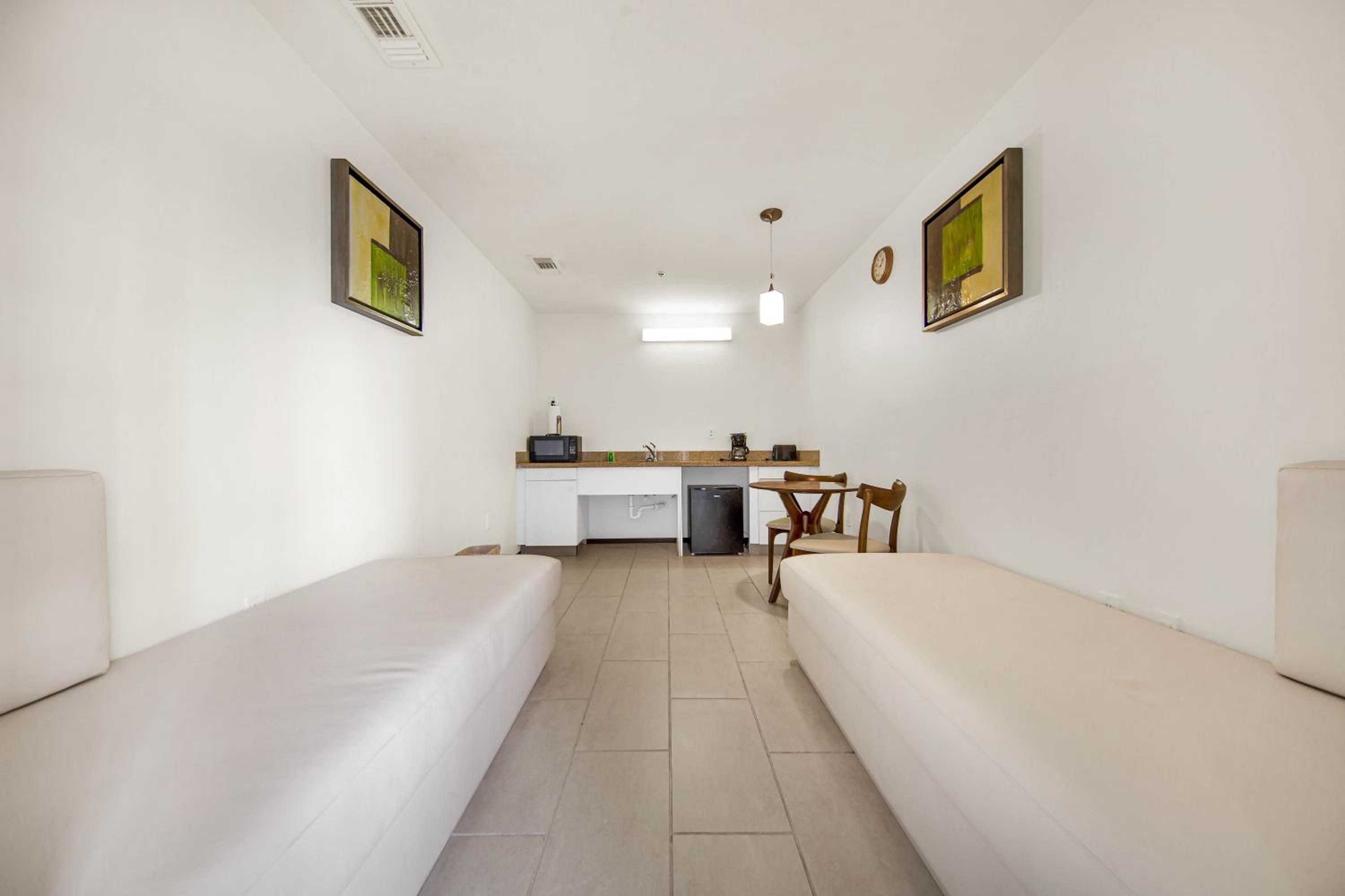 One-Bedroom Apartment - Photo 6